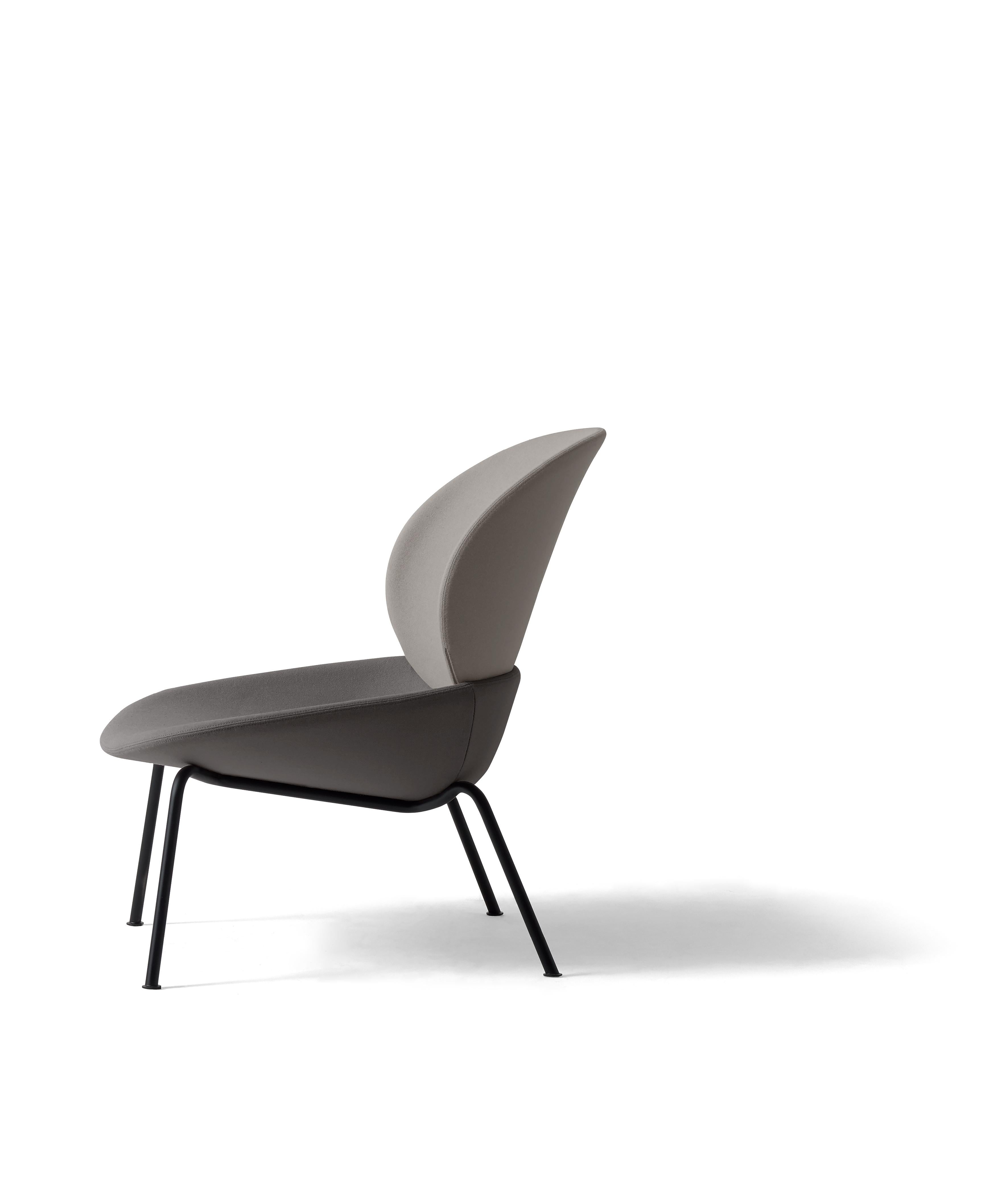 Tellin armchair has the elegant appearance of a welcoming open seashell. Two “valves” meet and merge by overlapping so to compose the seat and the backrest.

Additional information:
Materials: Upholstered seat and backrest with black lacquered