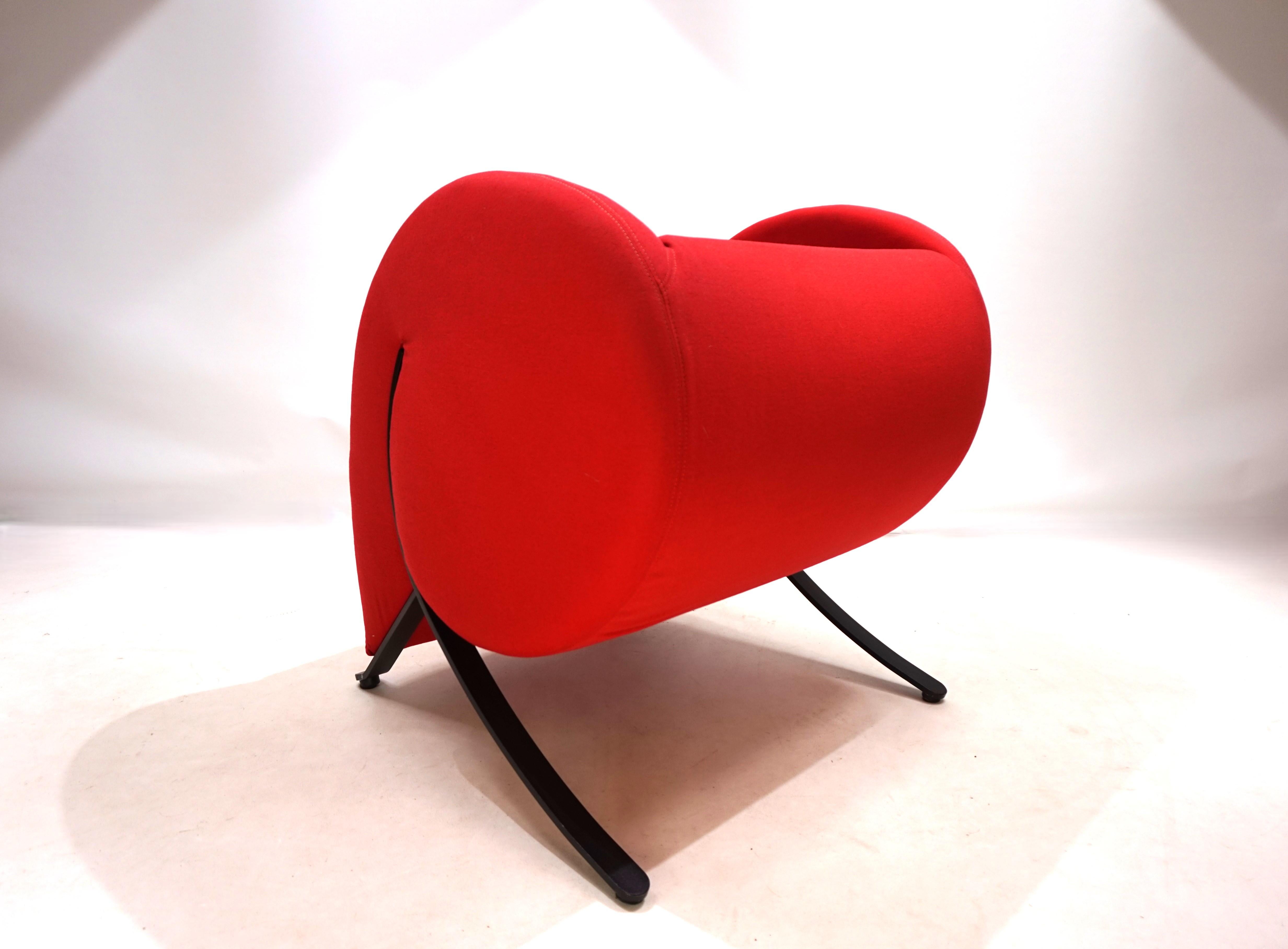 El sillón Virgola rojo brillante viene con una funda de terciopelo/fieltro en buen estado. Mínima pátina en el asiento. La funda se puede quitar fácilmente para limpiarla o cambiarla mediante un sistema de cremallera. La tapicería de poliuretano