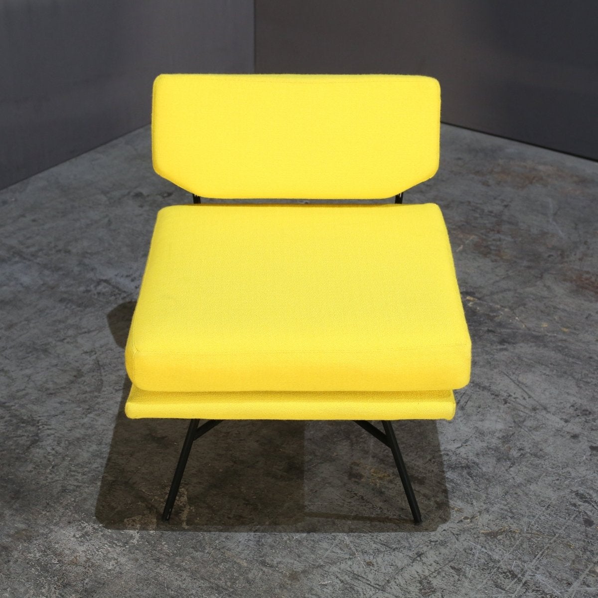 Presentamos la Butaca Elettra Amarilla, una impresionante pieza diseñada por B.B.P.R Studio para Arflex. Esta lujosa silla presenta un atrevido color amarillo que añadirá un toque de vitalidad a cualquier espacio. Su diseño elegante y moderno es