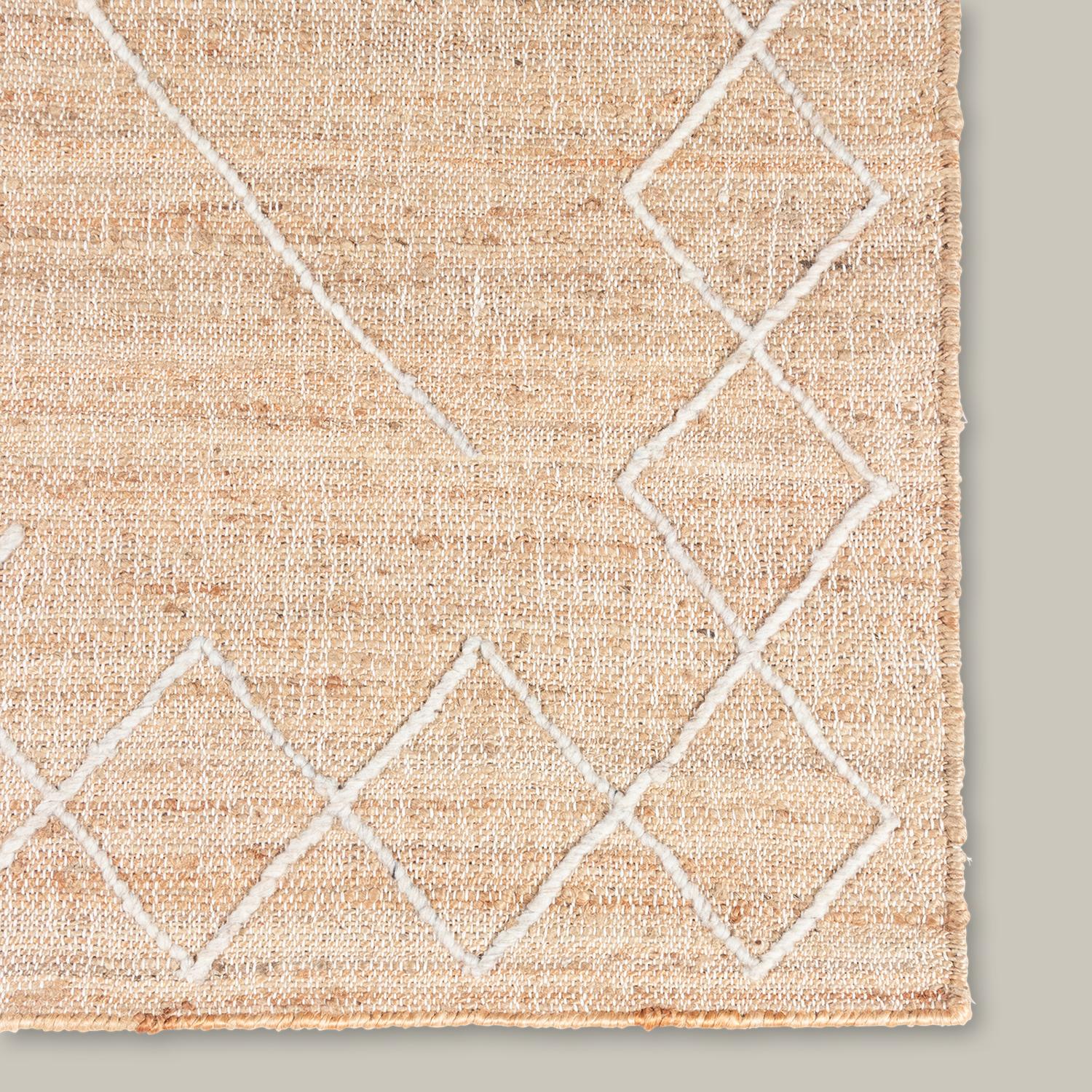Avec un respect pour la symétrie et les formes géométriques simples, la collection Argan a été inspirée par les motifs traditionnels des tissus de boue africains. Fabriqué à partir d'une combinaison de jute et de laine tissée à la main, chaque tapis