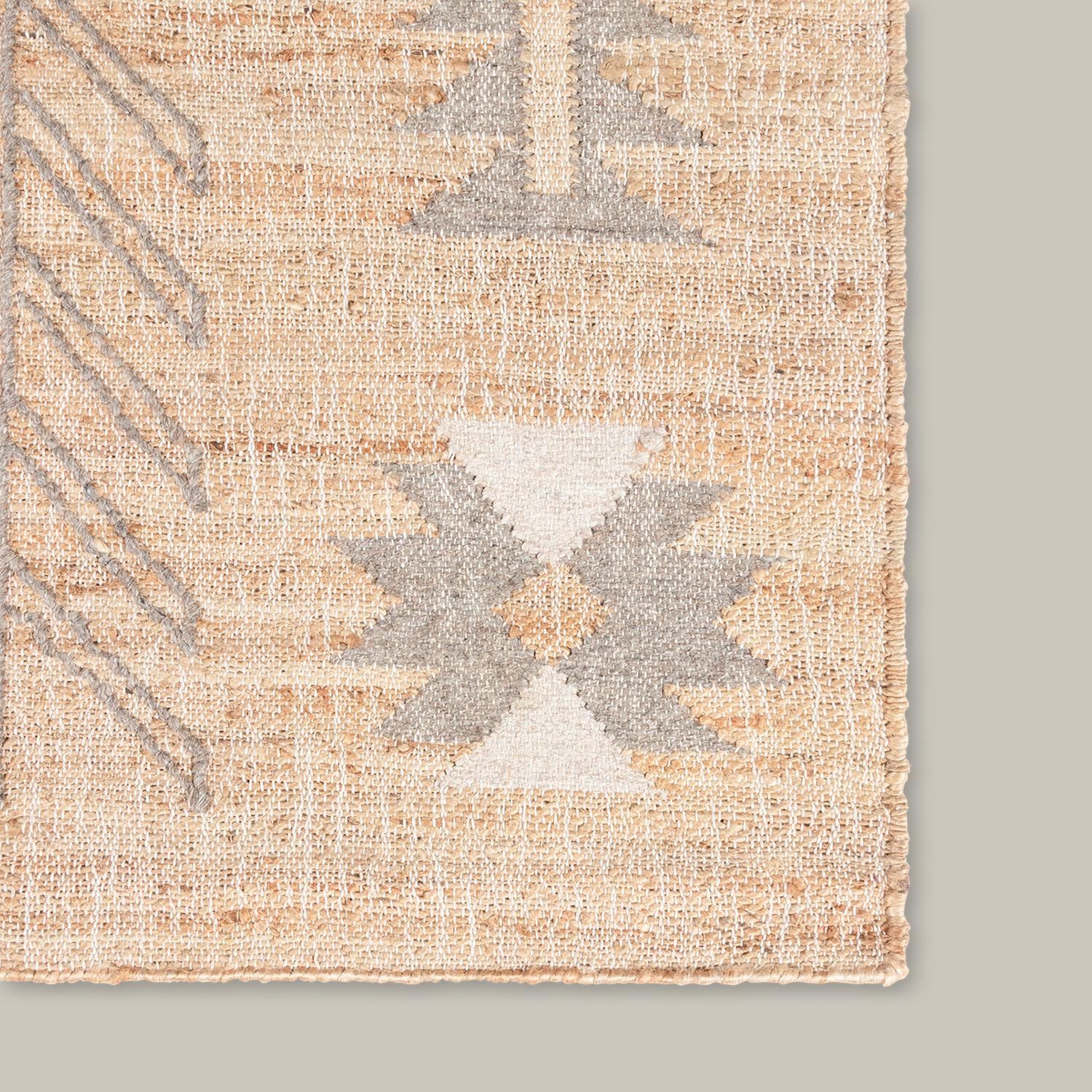 Avec un respect pour la symétrie et les formes géométriques simples, la collection Argan a été inspirée par les motifs traditionnels des tissus de boue africains. Fabriqué à partir d'une combinaison de jute et de laine tissée à la main, chaque tapis