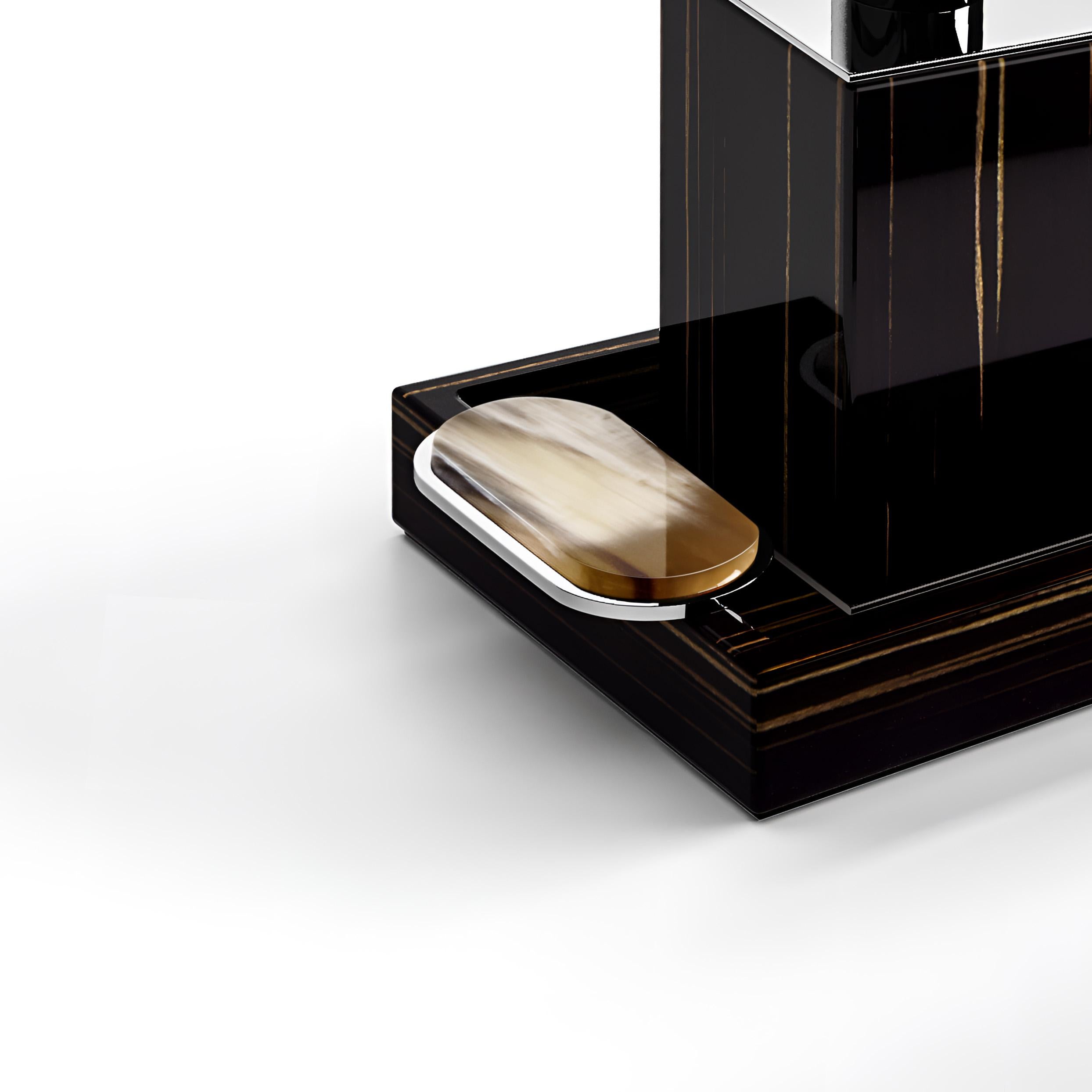 Die Badewannengarnitur Argentella verbindet modernes Flair mit zeitlosen Materialien und verleiht jedem Badezimmer Raffinesse. Das aus glänzendem Ebenholz und verchromtem Messing gefertigte Set besteht aus einem Seifenspender und einem