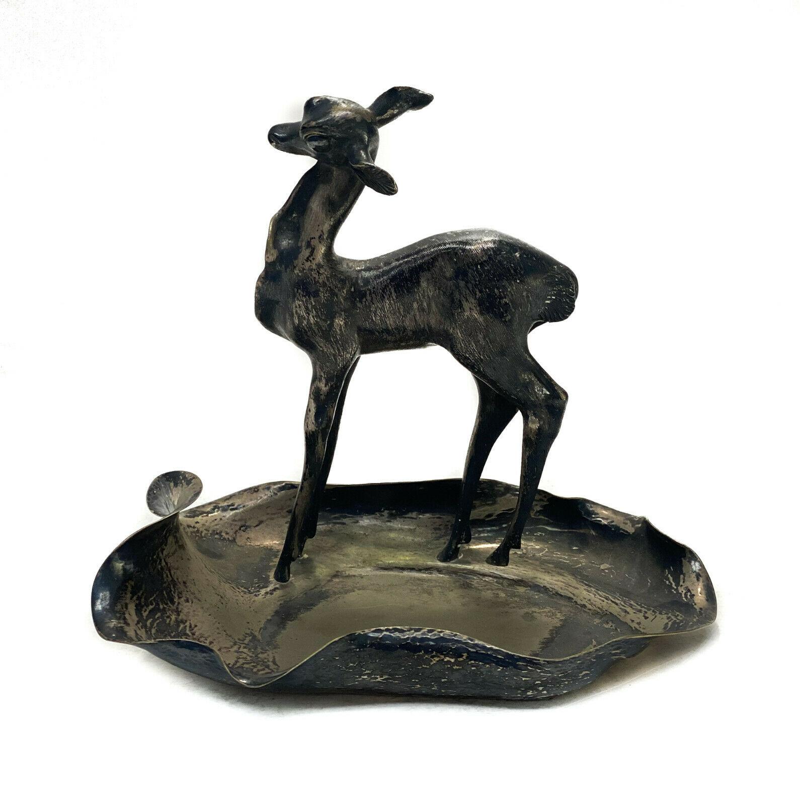 Argenteria Dabbene Italian 800 silver deer desk pen tray or change holder MI 277

A curved rim that is slightly hand hammered. 277 MI mark to the underside for Argenteria Dabbene.

Additional information:
Material: Silver 
Type: