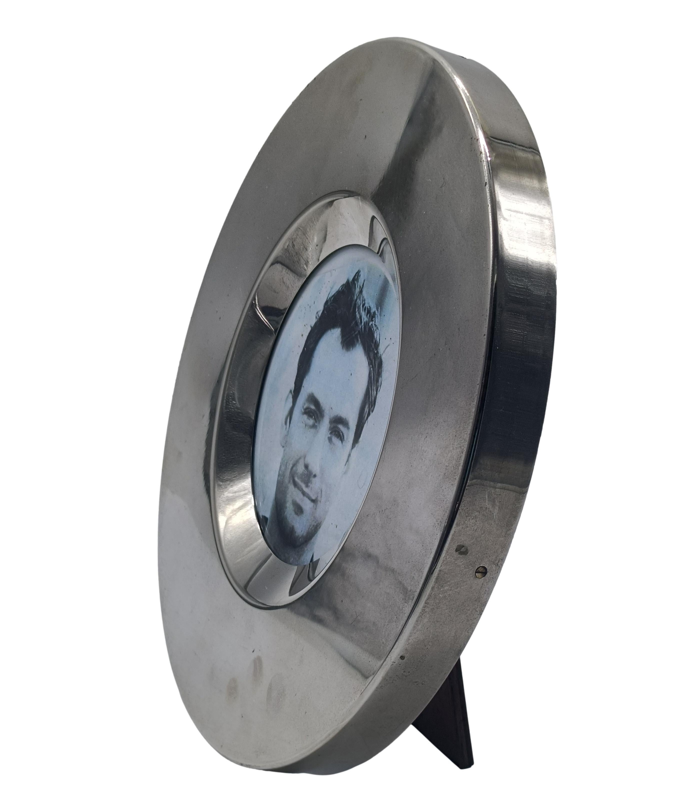 Deliziosa cornice portafoto di forma circolare in silverplate, della Argenteria Storica A. Fornari di Roma. Nel 1896 Alberto Fornari diede inizio alla sua attività a Roma in Campo de' Fiori, guadagnandosi il soprannome di 