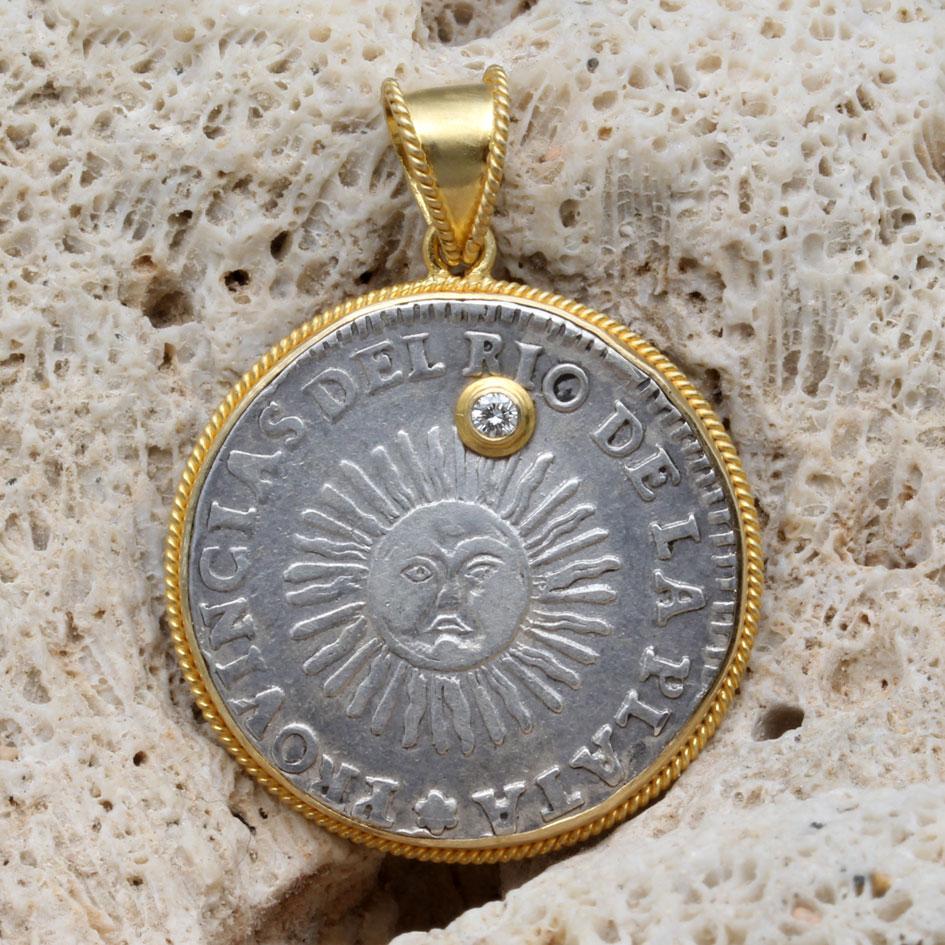 Eine interessante und seltene 2-Sohlen-Silbermünze aus der spanischen Kolonialzeit vor Argentinien zeigt als Hauptmotiv das Gesicht der Sonne.   