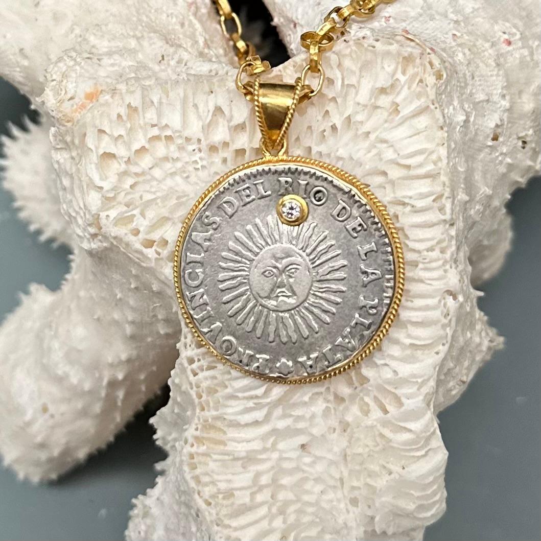 da uomo o donna Ciondolo in oro 18 carati con diamante della moneta d'argento del 1826 dell'Argentina con la faccia del sole in vendita