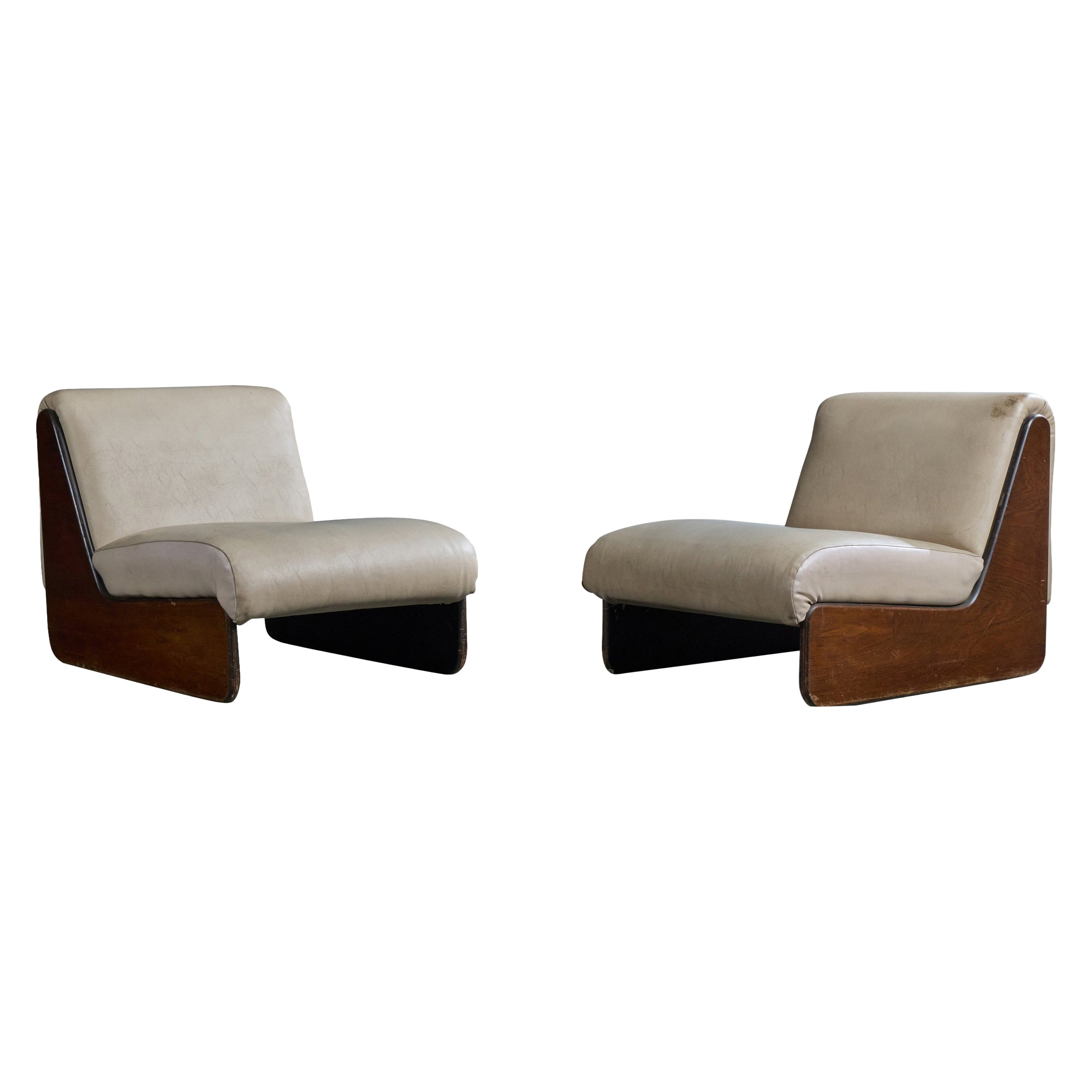 Designer argentin, fauteuils de détente, vinyle, bois, Argentine, années 1970