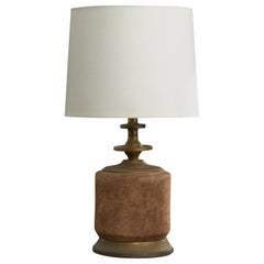 Lampada da tavolo di design argentino, ottone, camoscio, Argentina, anni '50
