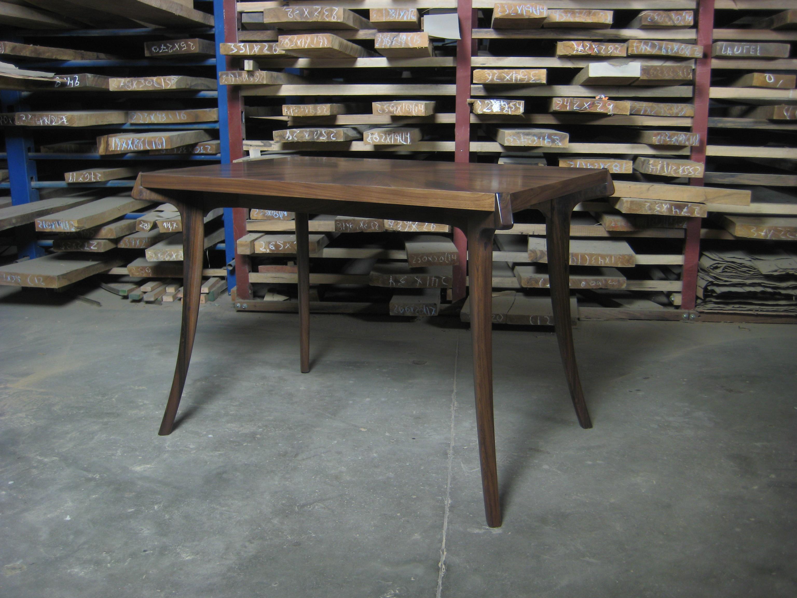  Argentinischer Schreibtisch aus exotischem Holz mit Säbelbeinen von Costantini, Uccello (Moderne) im Angebot
