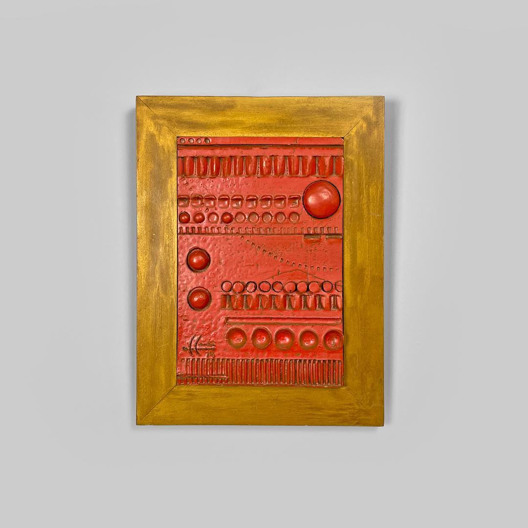 Scultura moderna argentina in ceramica rossa e legno dorato di Carlos Carlè 1974
Scultura rettangolare dipinta in ceramica rossa, con decorazioni geometriche e organiche a rilievo e a frastaglio. La cornice è realizzata in legno e ha una finitura