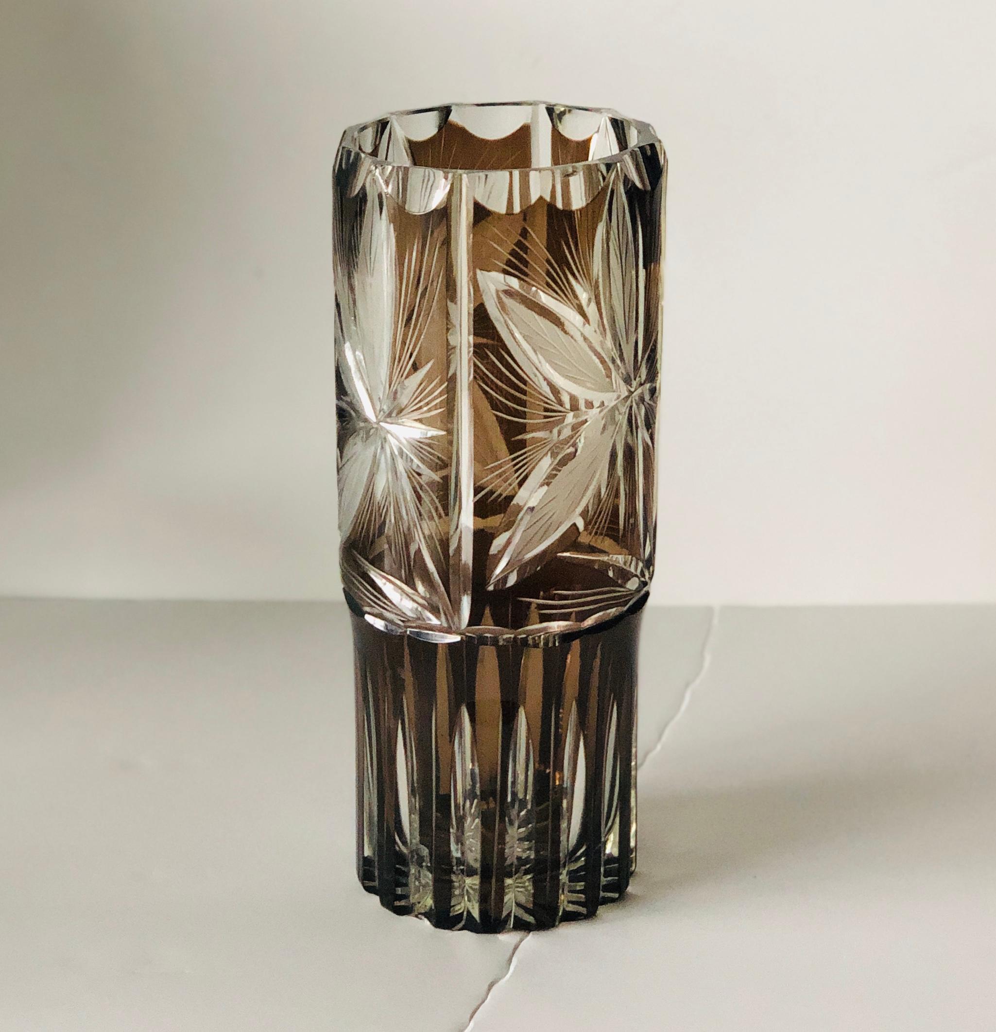 Offered is a Mid-Century Modern Argentinean cut crystal amber brown and clear glass flower vase with a large modern lily floral design. The crystal is cut in such a way to give a modern versus old fashioned look. Perfect size for a floral display.