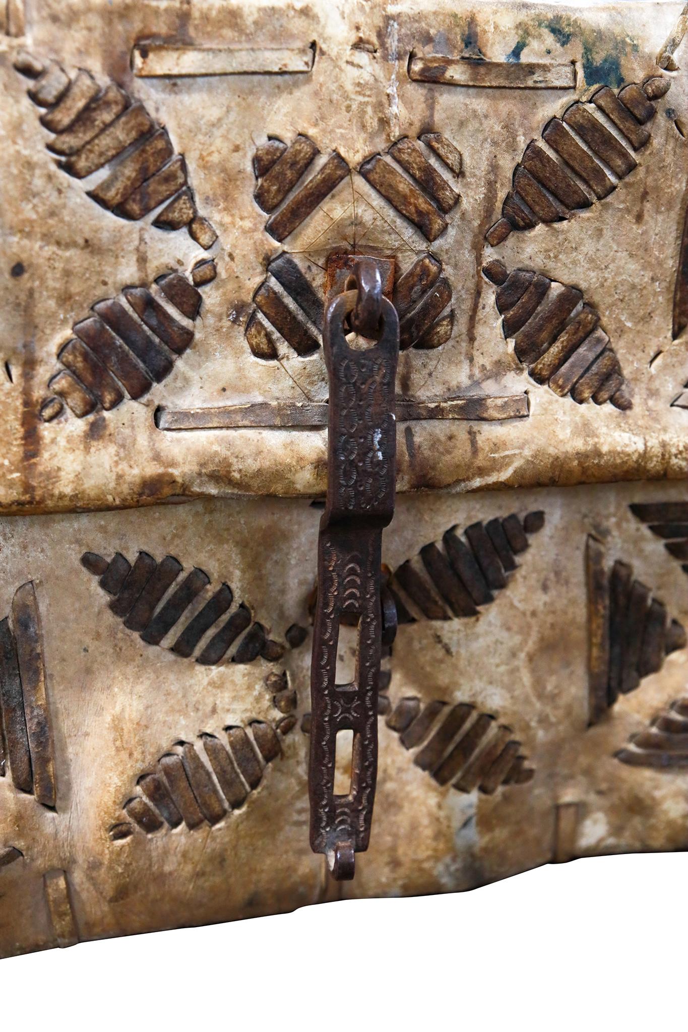 Argentinian Extra Large Hide Trunk im Zustand „Gut“ im Angebot in Round Top, TX