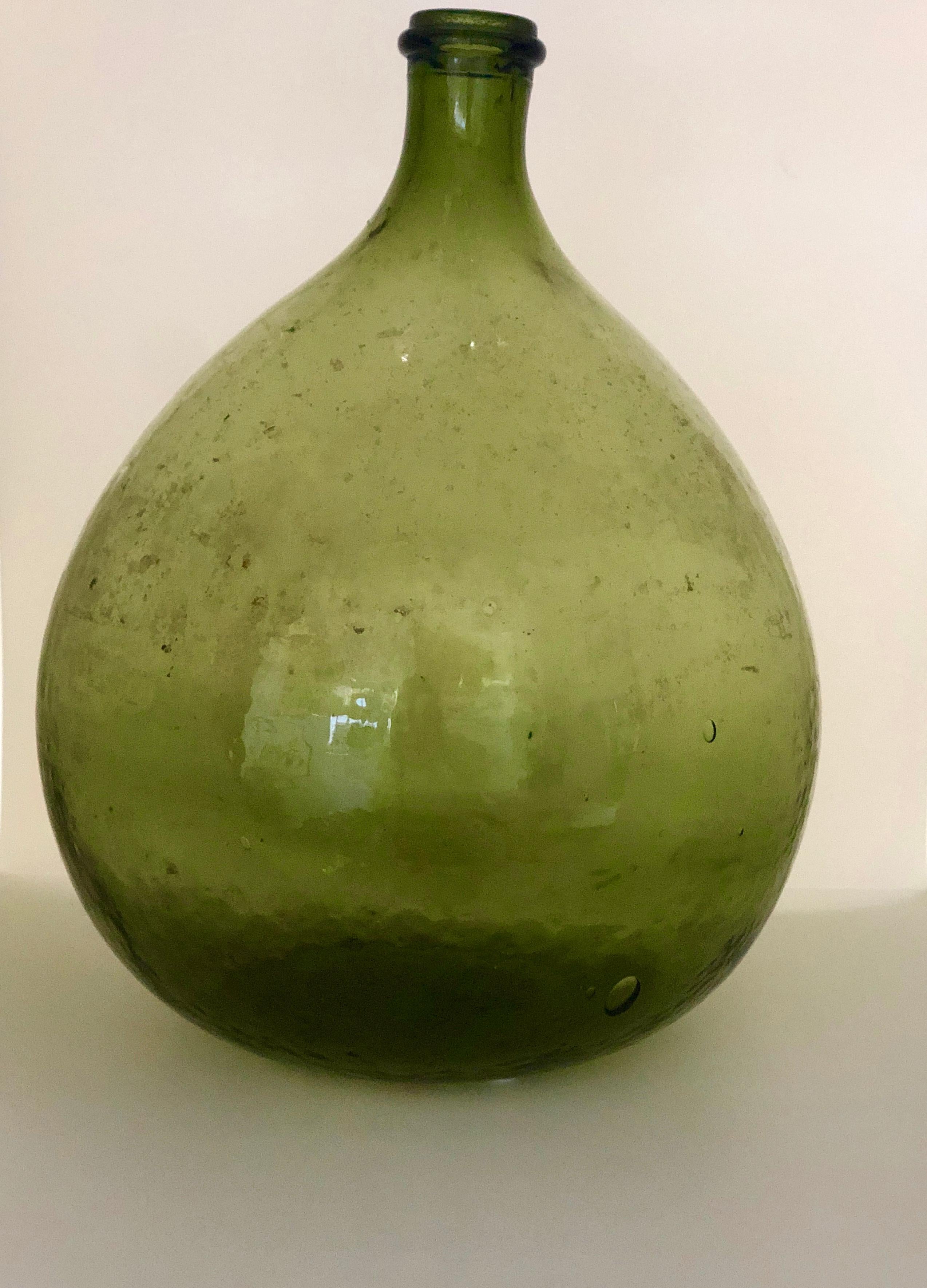 Offered is a Mid-Century Modern Peridot green vintage optical glass wine jug manufactured in Argentina. Fabulous color! Would look great as an accent piece with any type of decor. Recently saw several of these used in common area decor in a luxury