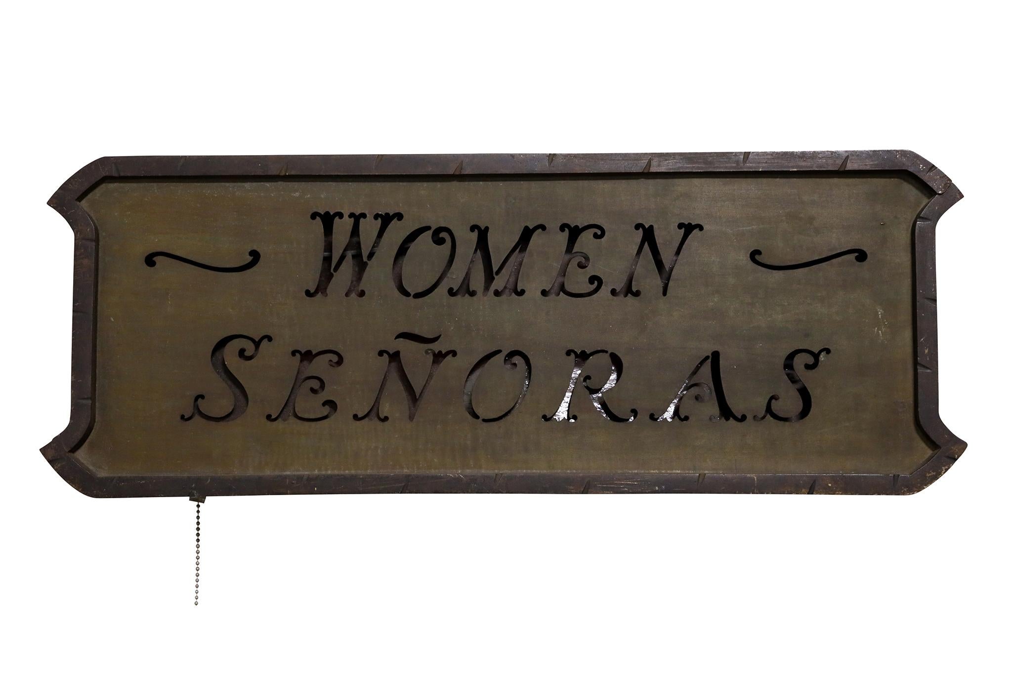 Argentino Argentinian Pierced Iron Bathroom Sign in vendita