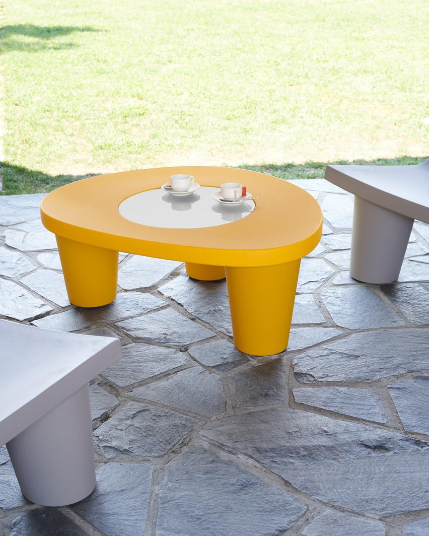 Argil Grauer niedriger Lita-Couchtisch von Paola Navone
Abmessungen: T 74 x B 90 x H 35 cm.
MATERIALEN: Polyethylen und gehärtetes, satiniertes Glas.
Gewicht: 10 kg.

Erhältlich in verschiedenen Farbvarianten. Preise können abweichen. Dieses Produkt