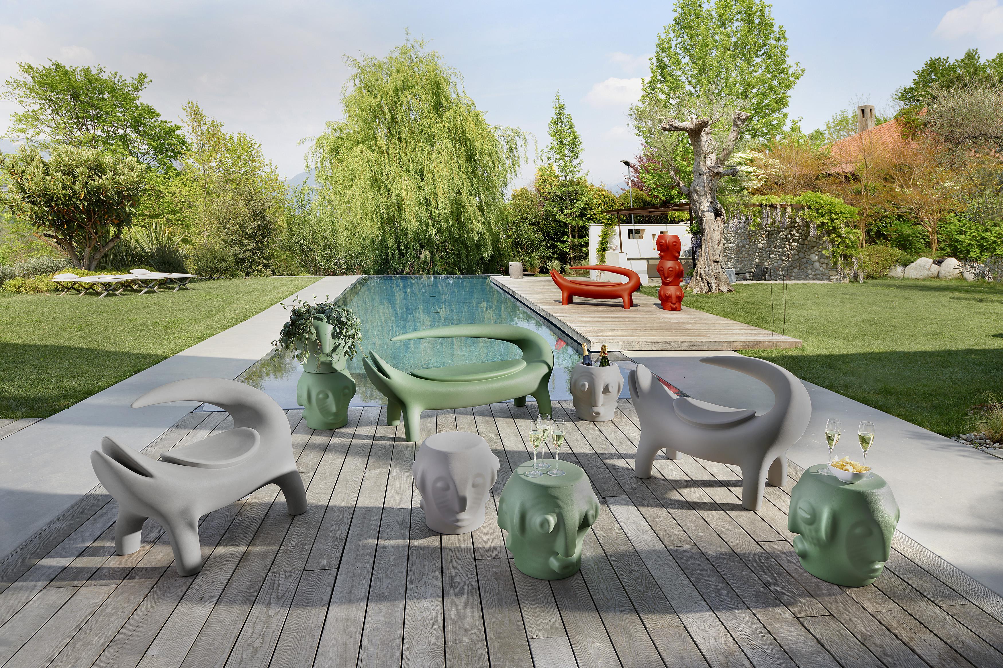 Pot Threebù gris argileux de MARCANTONIO
Dimensions : D 45 x L 45 x H 45 cm.
Matériaux : Polyéthylène.

Disponible en différentes couleurs. Les prix peuvent varier. Ce produit peut être utilisé à l'intérieur et à l'extérieur. Disponible en version