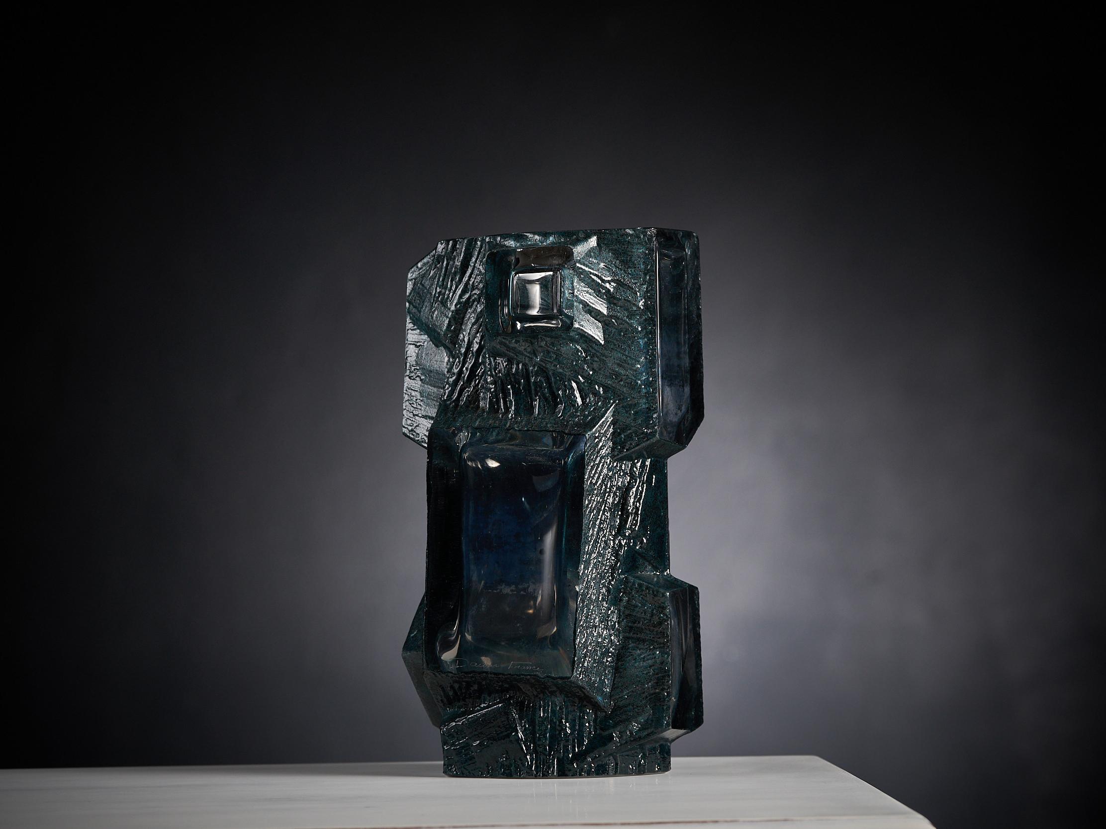 Le vase A de Cesar Baldaccini pour Daum, France, années 1970, est une magnifique œuvre d'art qui allie harmonieusement forme et fonction. Conçu par le célèbre sculpteur français Cesar Baldaccini, ce vase aux multiples facettes est un exemple