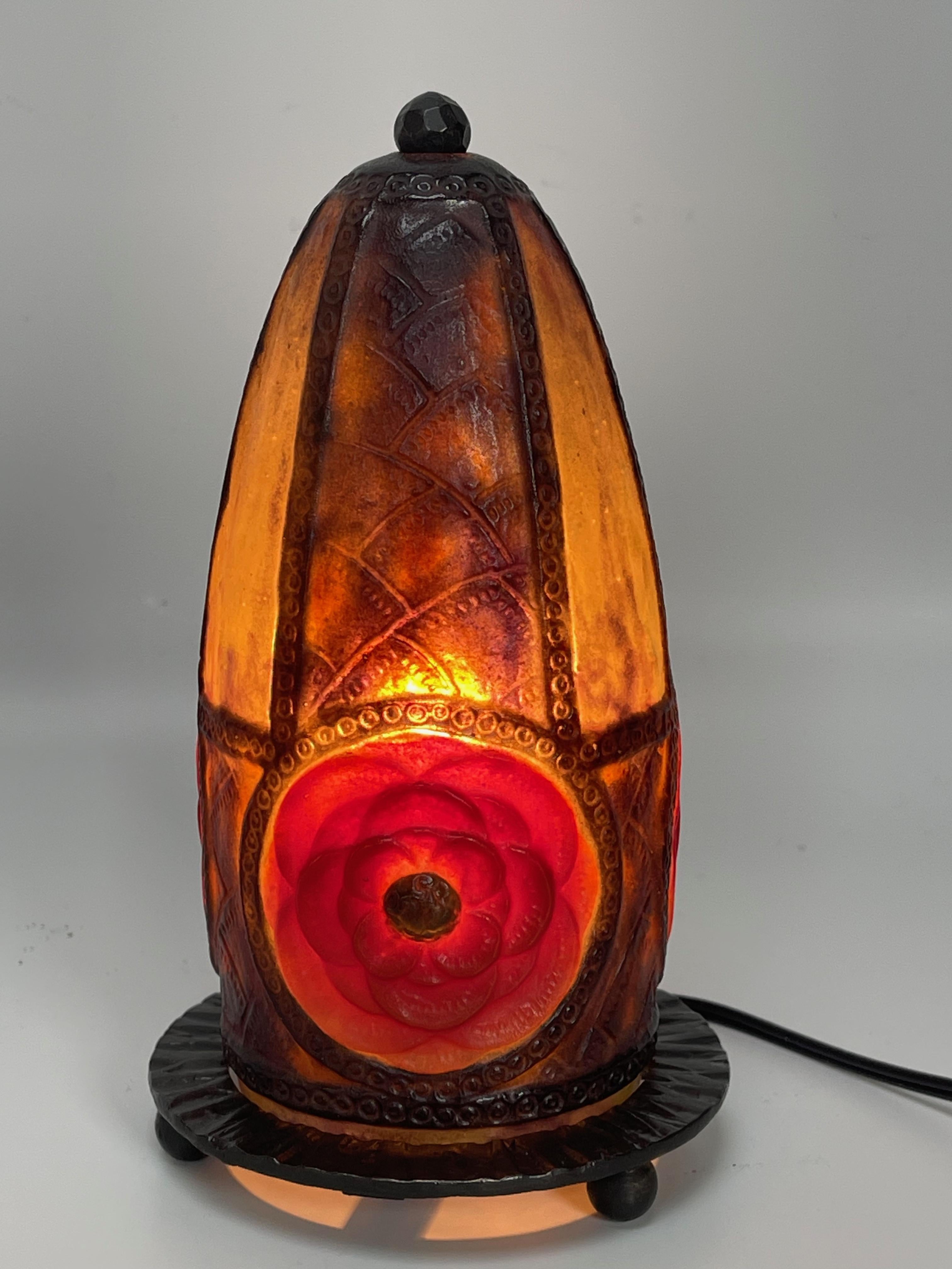 Art deco night light in glass paste model Rosaces.
Wrought iron frame cast signature G. ARGY ROUSSEAU and FRANCE Electrified, in perfect condition. 
With superb color.

Hight. 18cm
Diameter: 10 cm
Weight: 600 G


Joseph Gabriel Rousseau known as