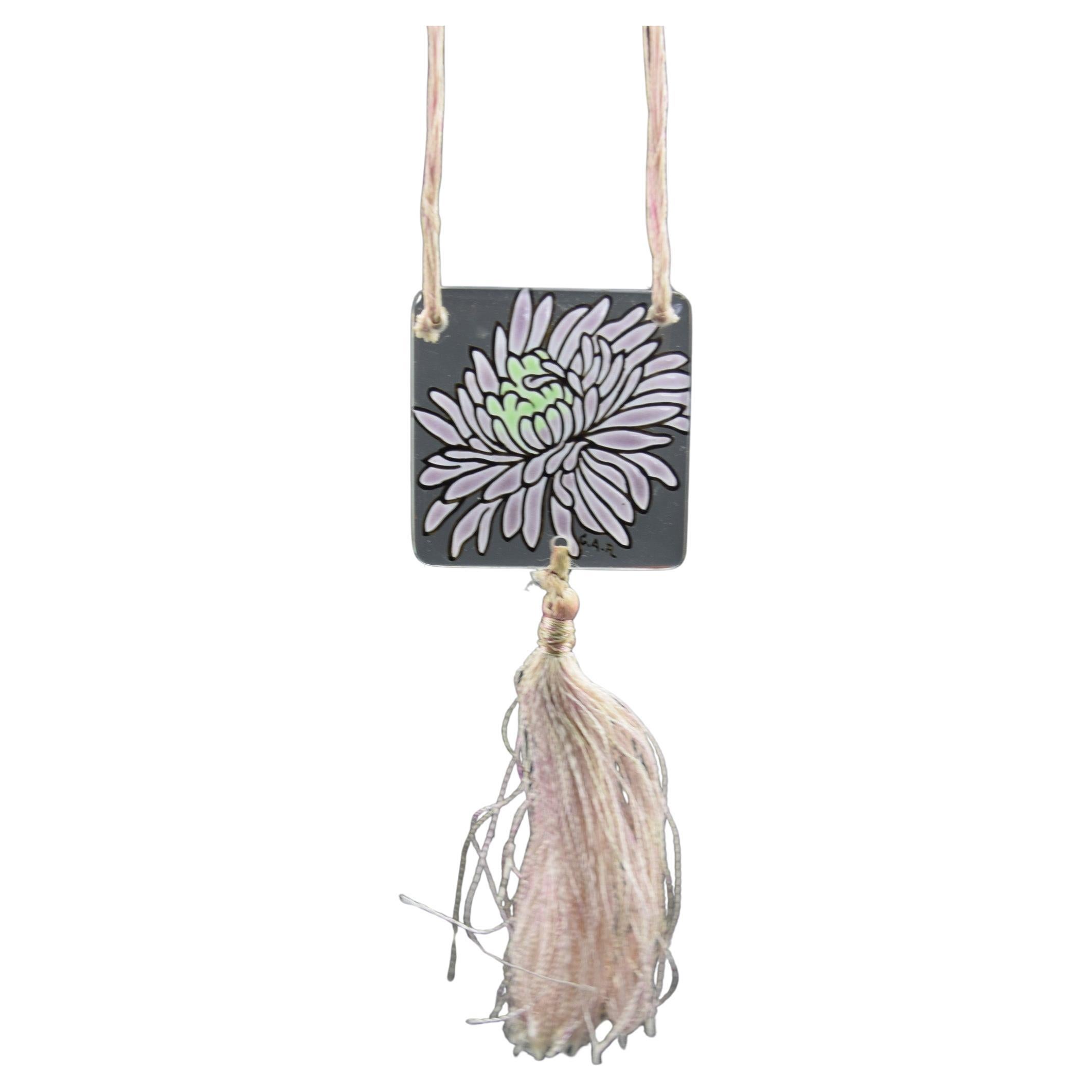 Argy Rousseau emaillierter Chrysanthemen-Anhänger mit Chrysantheme, um 1920