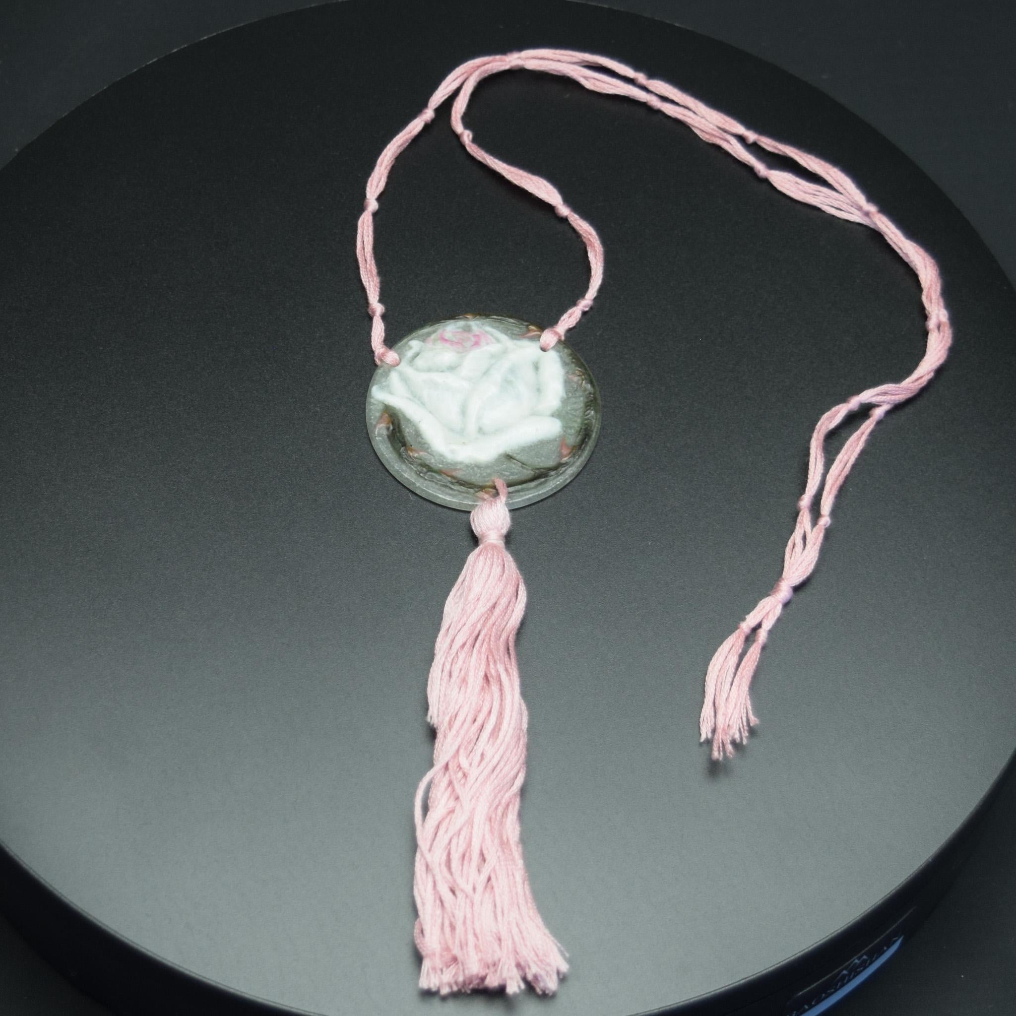 Argy Rousseau pate de verre Rose Anhänger C1921
Aufgereiht mit einer geknoteten Seidenkordel und Quaste in zartem Rosa
Illustriert auf Seite 187 von G.Argy-Rousseau Glaswaren als Kunst von Janine Bloch-Dermant.
Stichtiefdruckmarke G.A.R. (Gabriel
