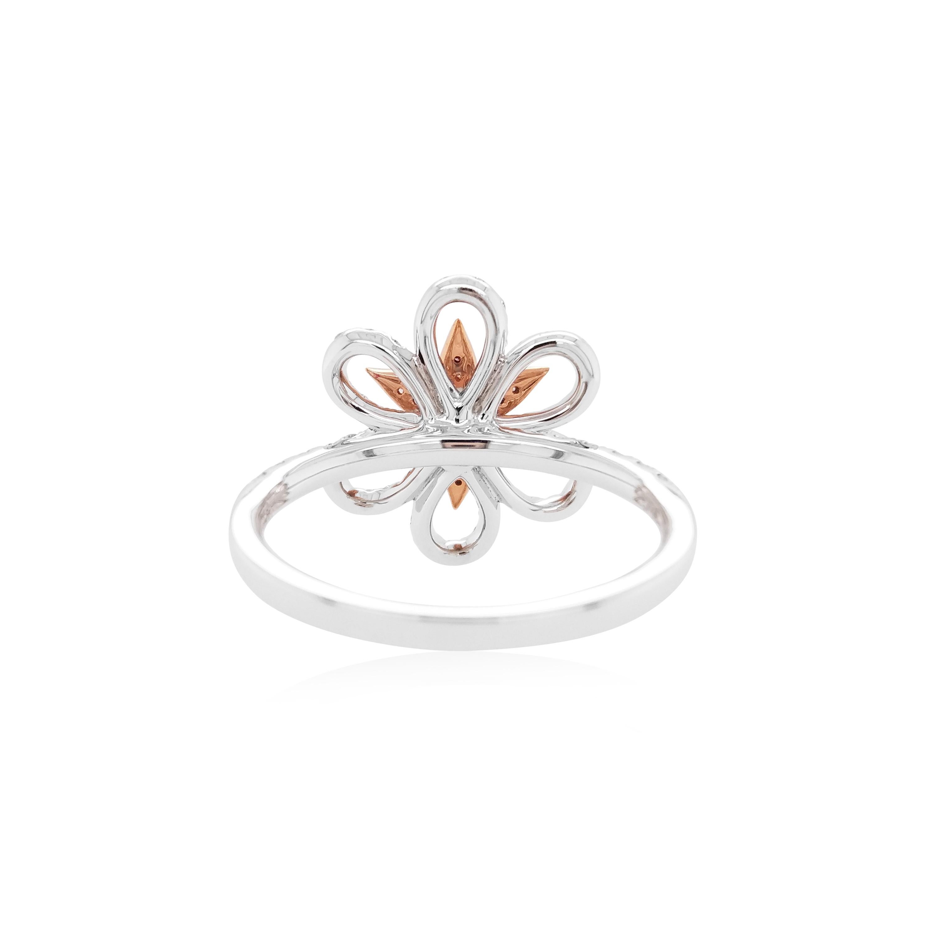 Cette merveilleuse bague en platine est ornée de diamants roses Argyle naturels, accentués par le motif floral de diamants blancs qui l'entoure. À la fois audacieuse et complexe, cette bague unique en son genre ajoutera une somptueuse touche de