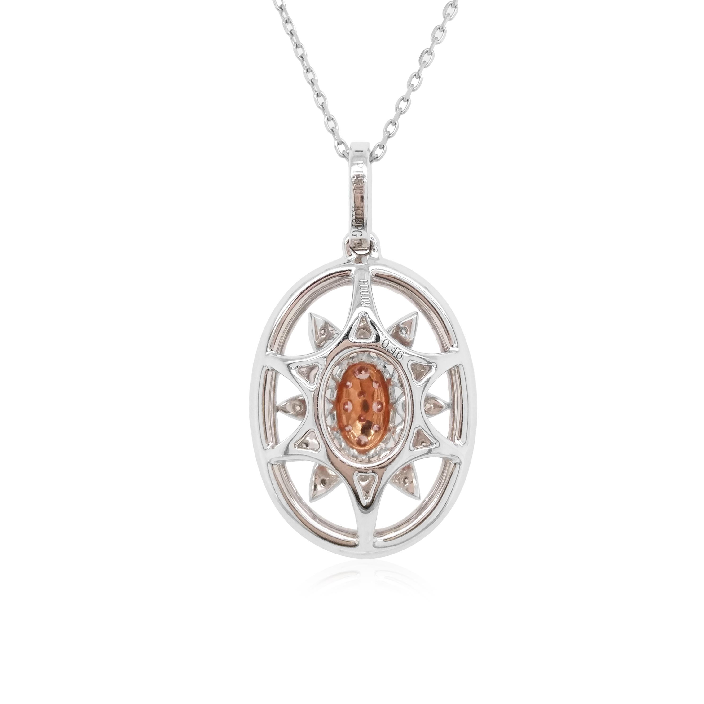Ce pendentif unique présente en son centre de remarquables diamants roses Argyle naturels, entourés d'un motif audacieux de diamants blancs étincelants. Pièce parfaite pour passer du jour à la nuit, ce pendentif rehaussera n'importe quelle tenue,