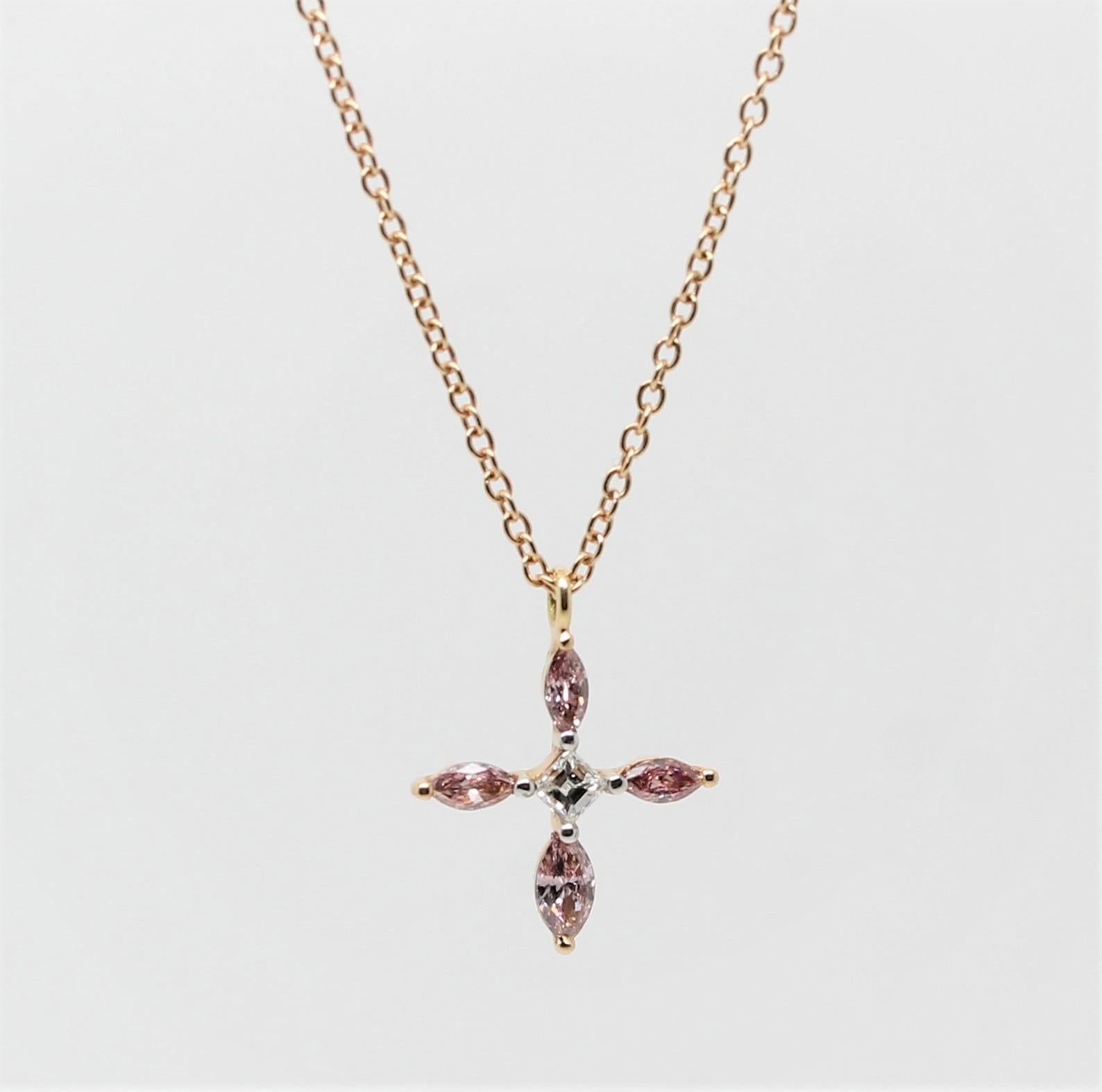  An elegant and sophisticated Cross Pendant Necklace composed by 4 Argyle Pink Natural Colour Marquise Diamonds and 1 White Princess Cut Diamond in the centre, for a total of  0.40 Carat. 
The Cross Pendant Necklace is in 18Kt Rose Gold, with a Rose