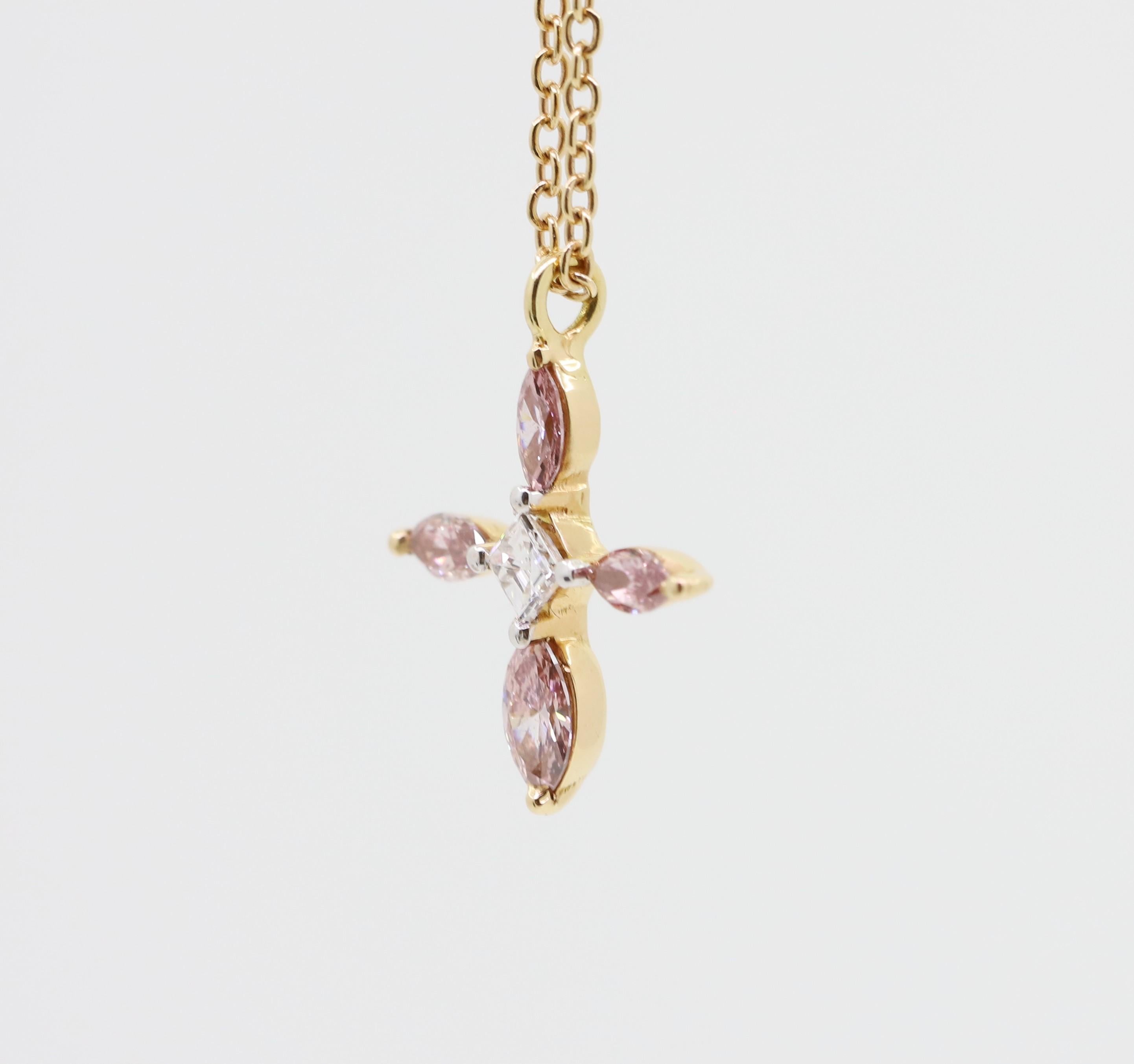Argyle Pink Diamond Marquise and White Diamond Rose Gold Cross Pendant Necklace In New Condition For Sale In Milano, IT
