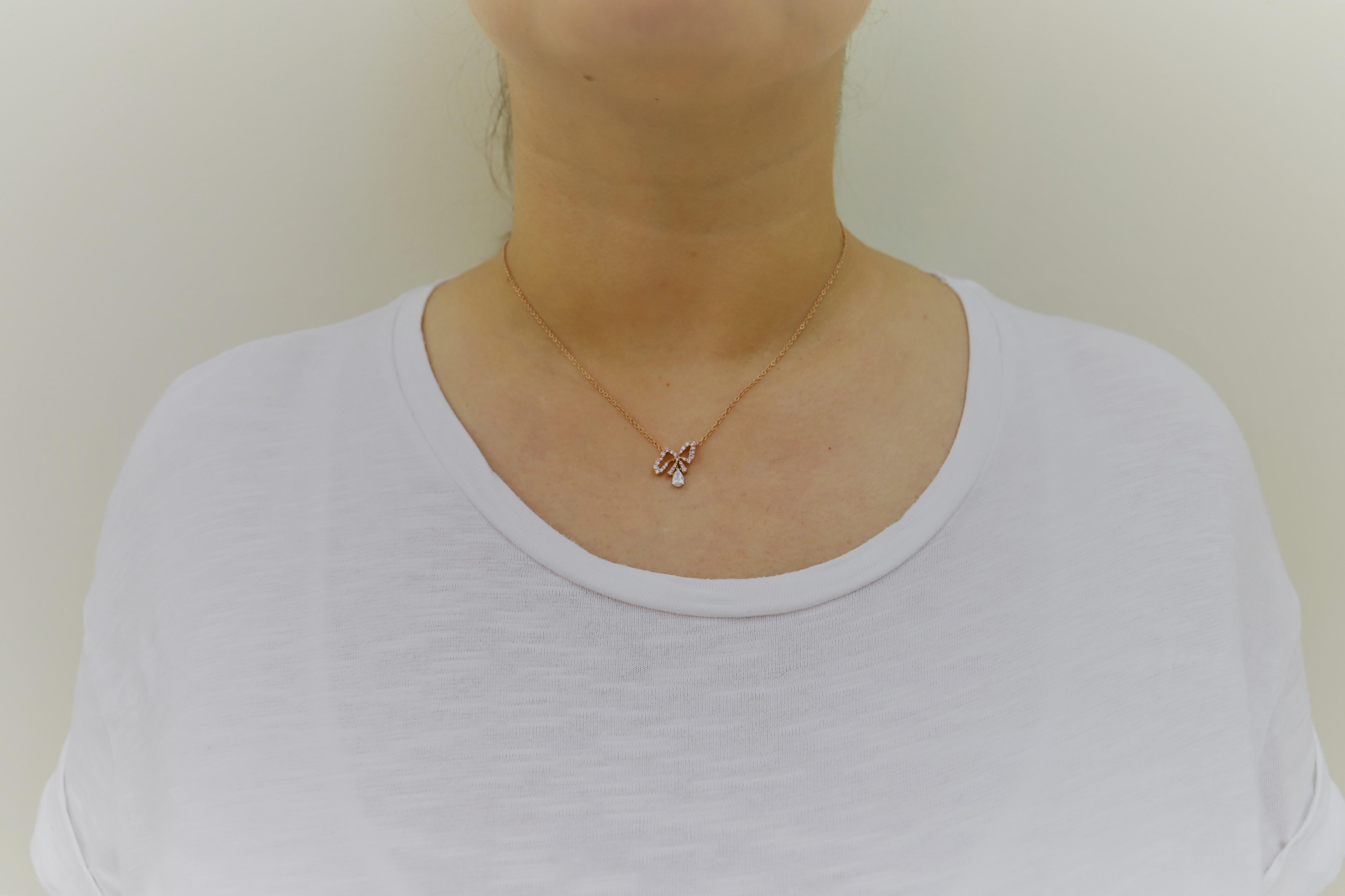 Pendant Necklace in 18KT pink gold featuring 28pcs Argyle Pink Diamonds for 0.27 Carat shaping a Bow, with a White Pear Sahpe Diamond of 0.26 ct dangling.
Simple and elegant, for all ages.

Argyle Pink Diamonds, produced at Rio Tinto's Argyle