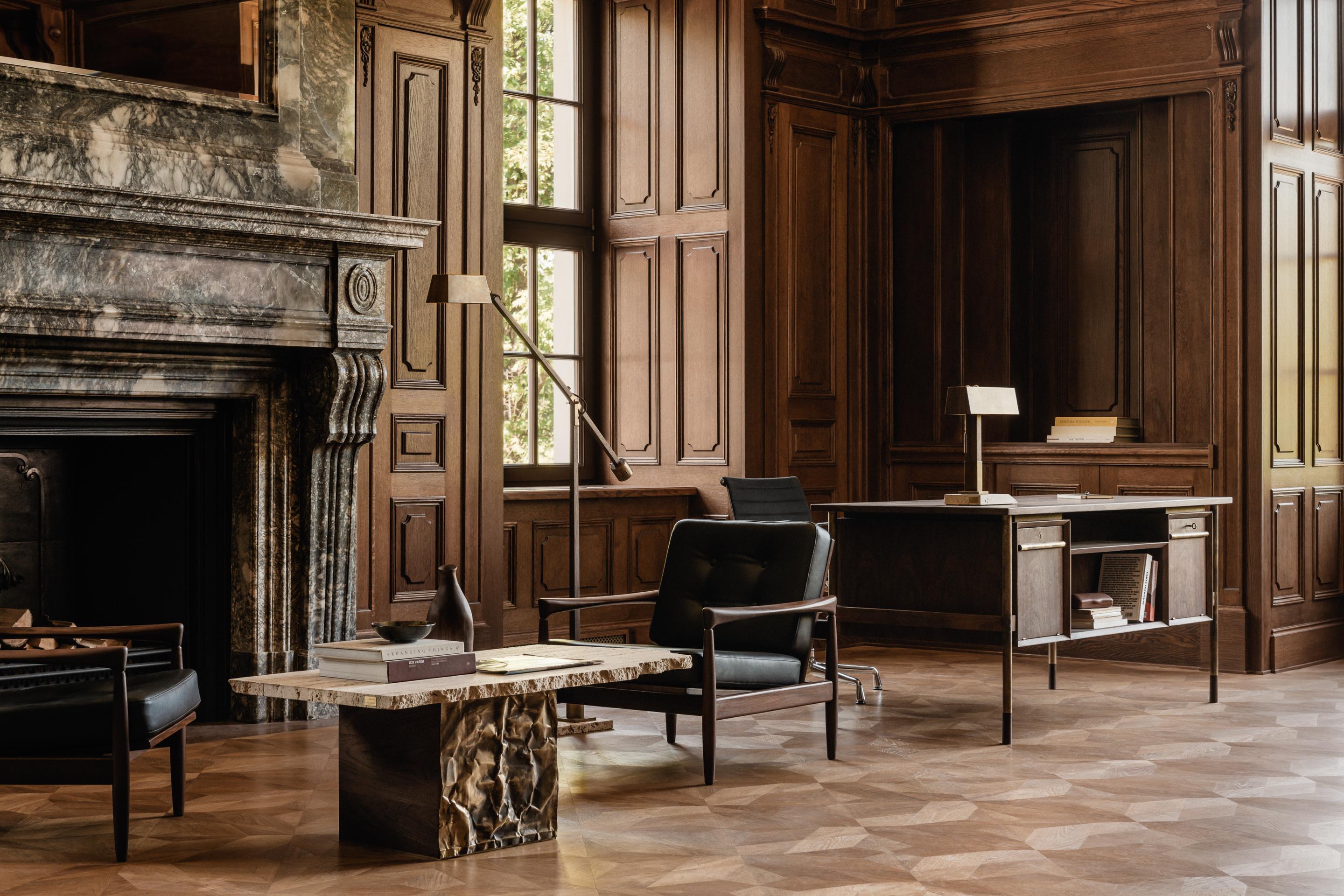 Der Arh Couchtisch. Unter Bezugnahme auf den postmodernen Brutalismus. Gebogenes und patiniertes Messing, amerikanischer Nussbaum und Travertin. Der Name des Tisches ist inspiriert von der Stadt Chandigarh - der brutalistischen Vision von Le