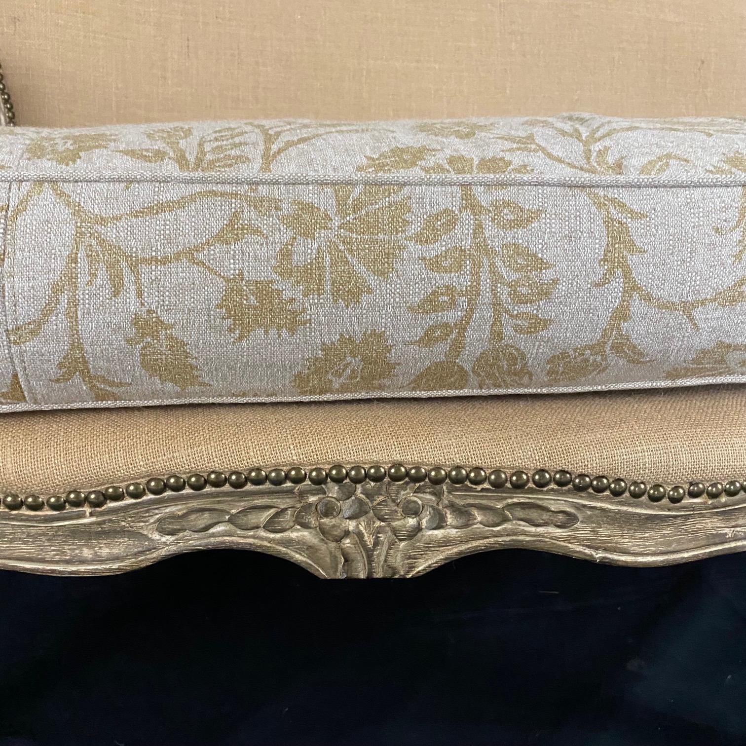 Américain  Fauteuil ou canapé Arhaus de style Louis XV avec coussin de siège contrasté neutre  en vente