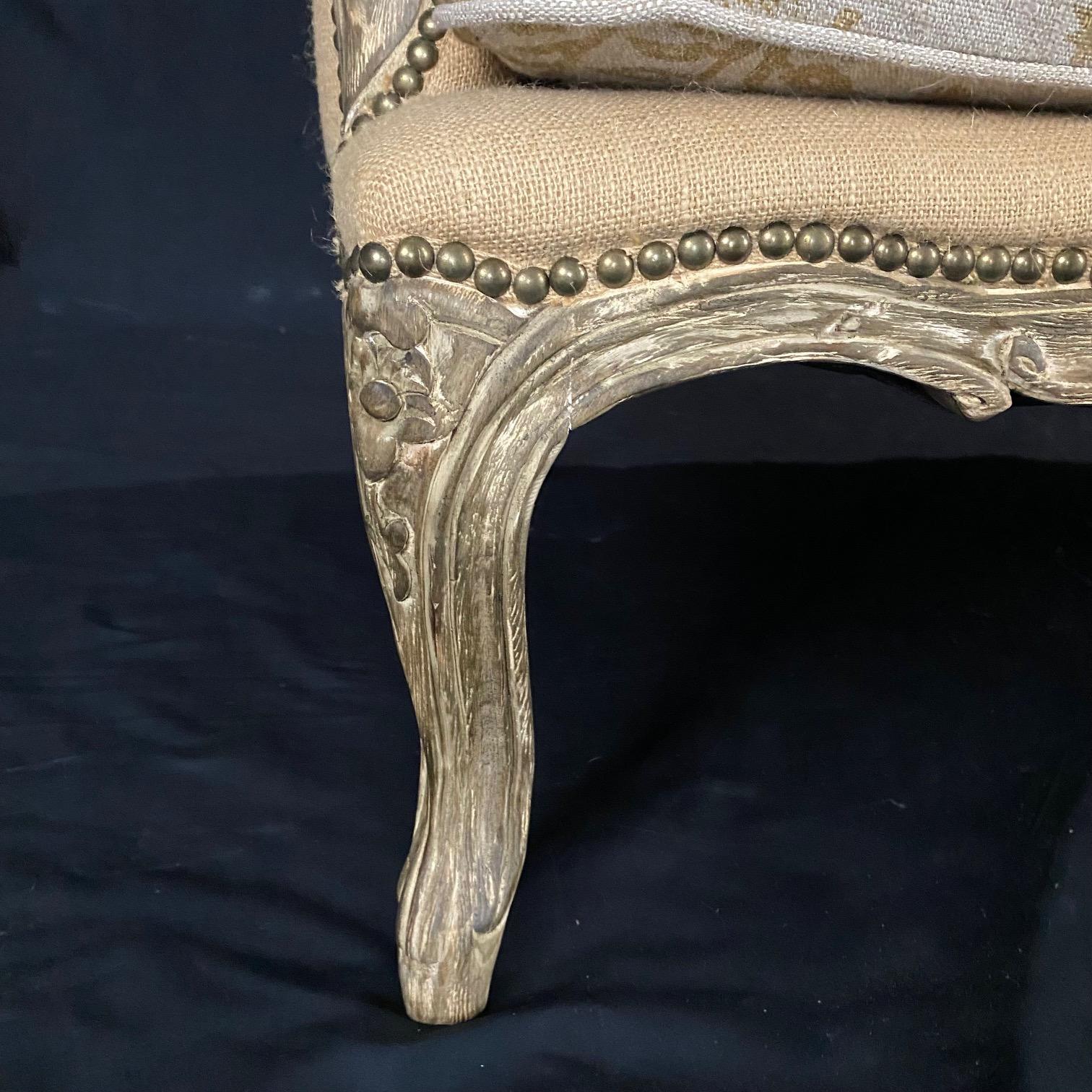  Arhaus Loveseat oder Sofa im Louis-XV-Stil mit neutralem Kontrast-Sitzkissen  (amerikanisch) im Angebot