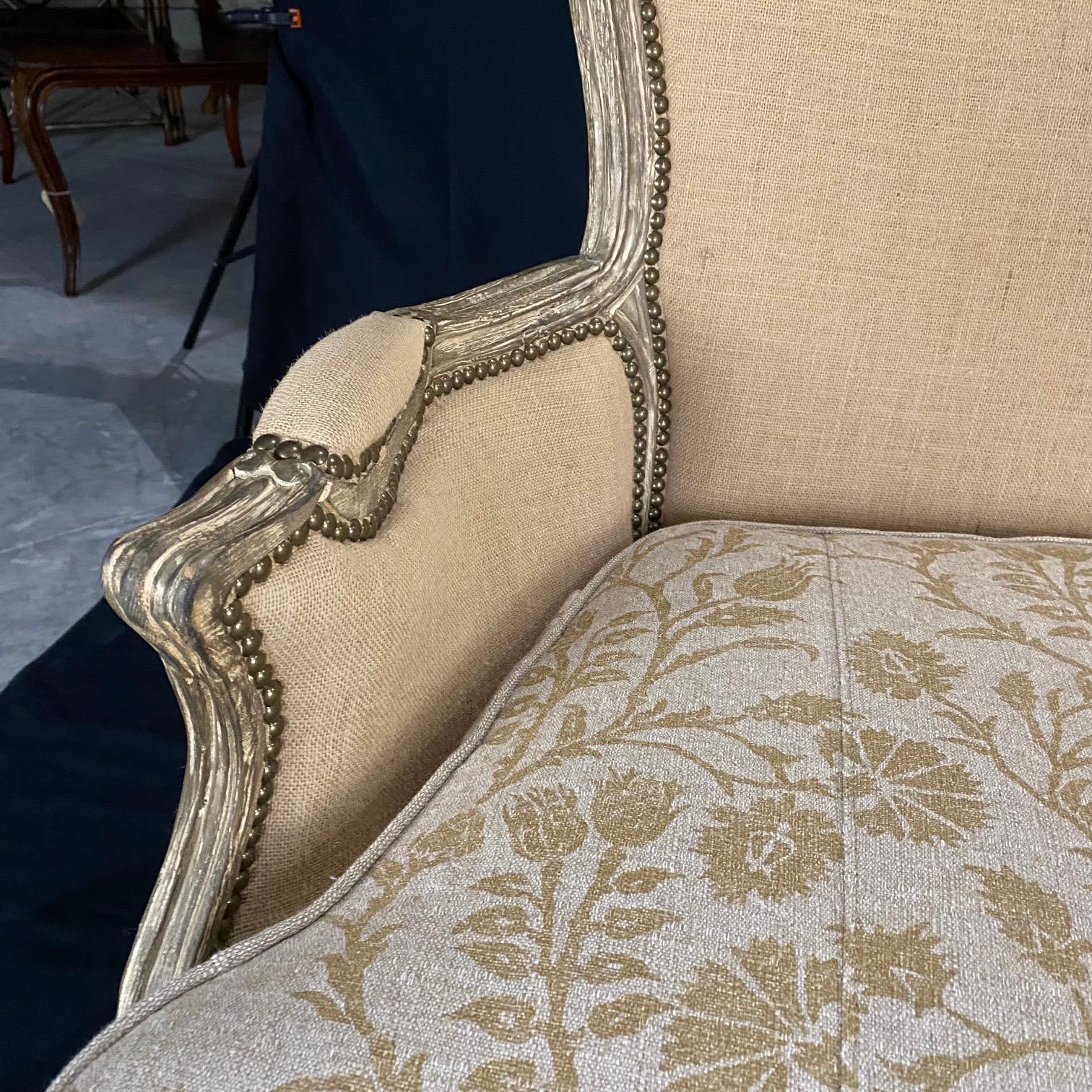  Arhaus Loveseat oder Sofa im Louis-XV-Stil mit neutralem Kontrast-Sitzkissen  im Zustand „Gut“ im Angebot in Hopewell, NJ