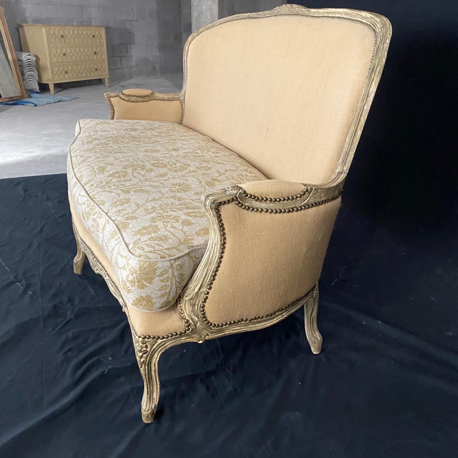  Fauteuil ou canapé Arhaus de style Louis XV avec coussin de siège contrasté neutre  en vente 3