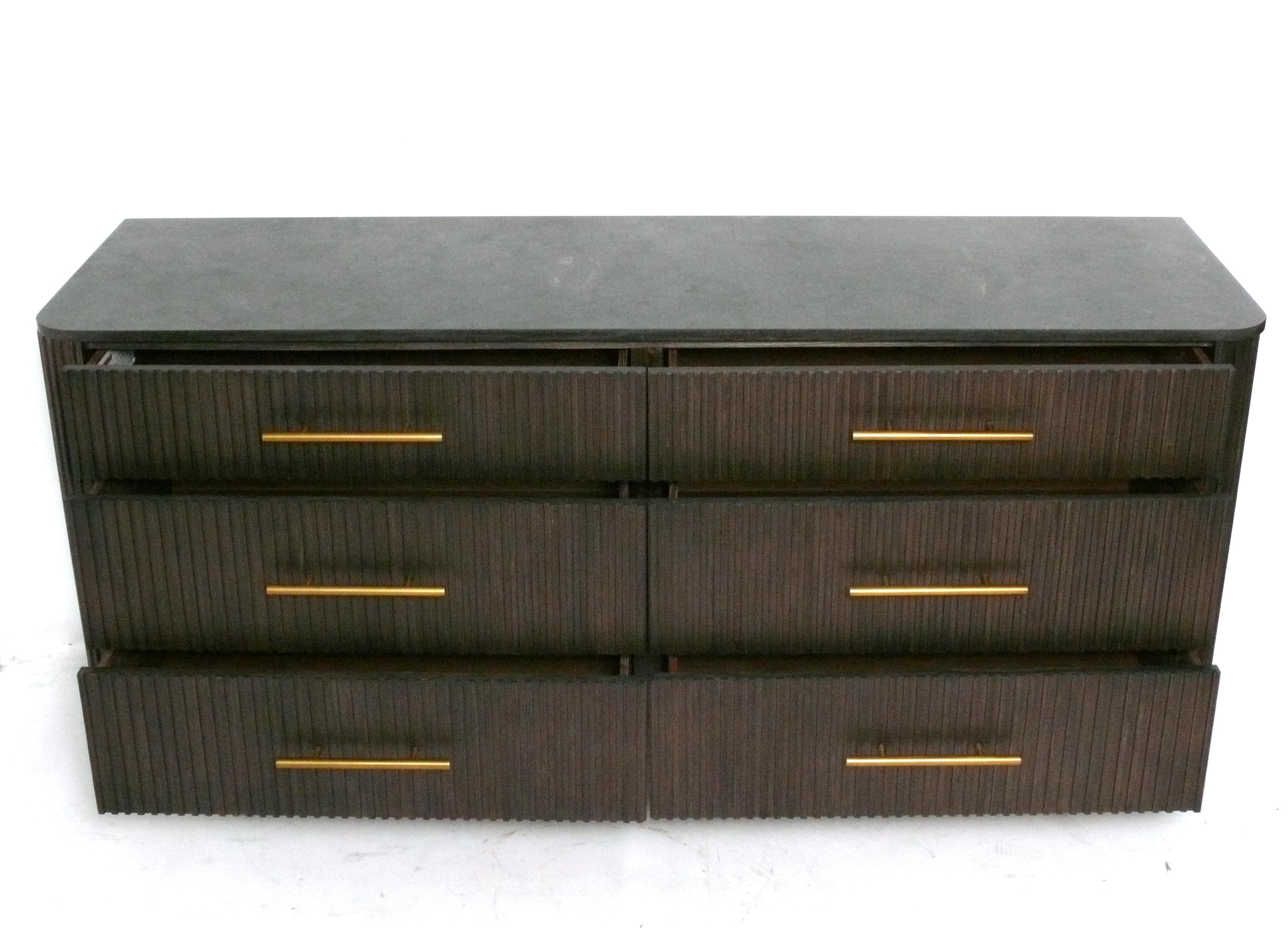 Arhaus Marmorplatte Sechs Schubladen Kommode oder Dresser Finnley Model No. in Mocha & Bluestone im Zustand „Gut“ im Angebot in Atlanta, GA