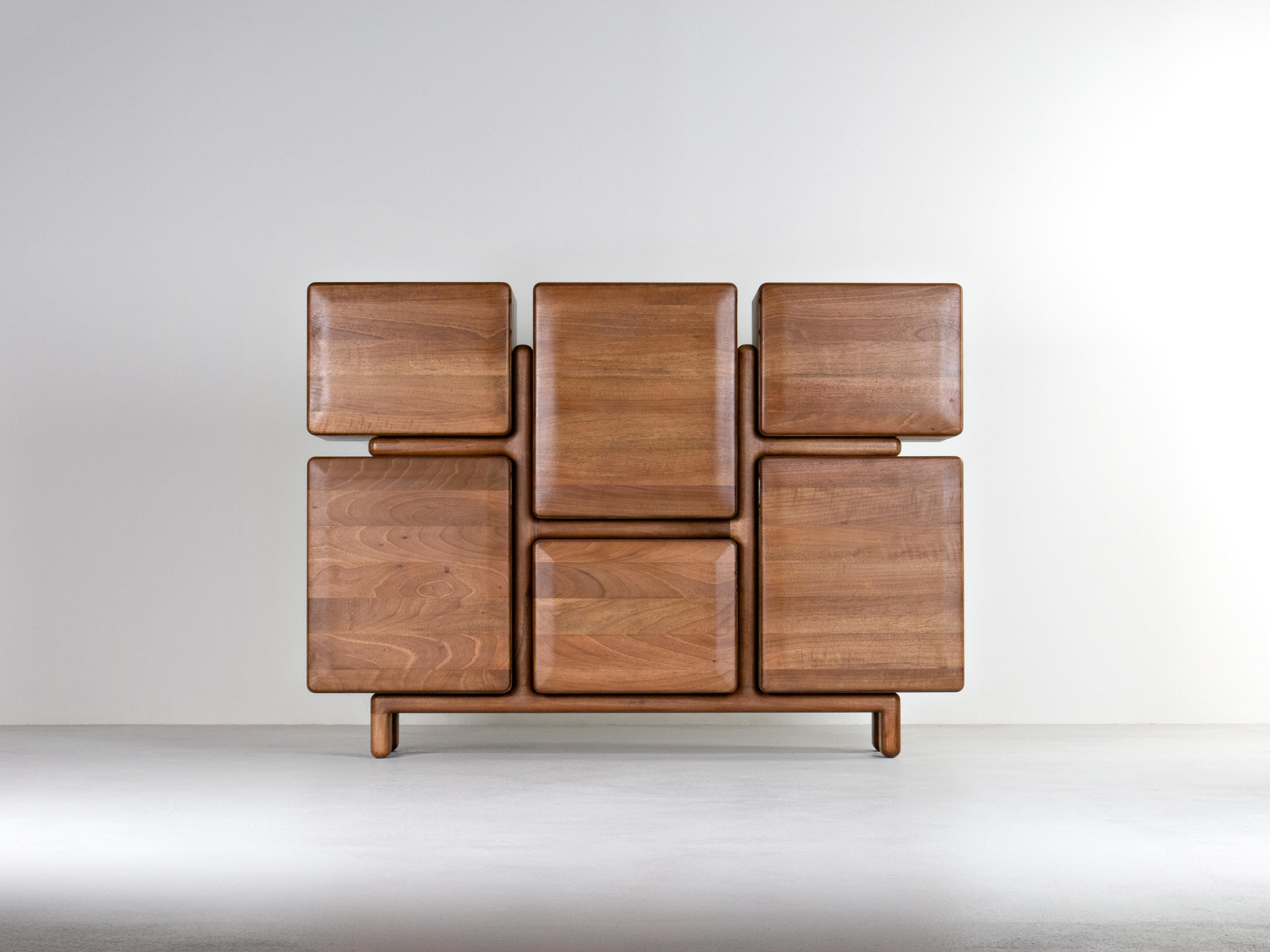 This commode consists of 6 wooden cubes of different sizes and, according to the iconography, it corresponds to the side board  `Trodel` side board.    
Unlike `Trodel` side board, where the side cubes are positioned in a way to give the impression