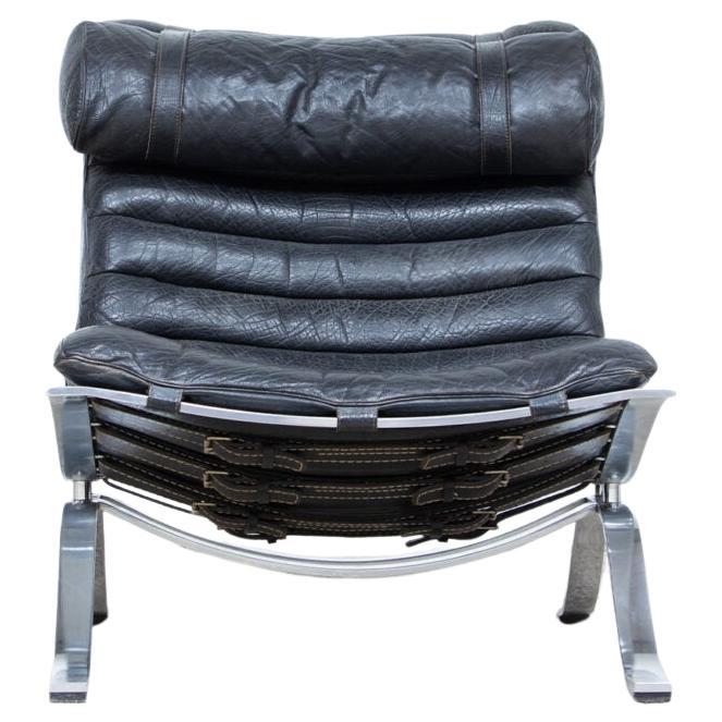 Sedia da salotto degli anni '60. L'iconico modello ARI del designer svedese Arne Norell per Norell Möbel.

Il telaio è realizzato in acciaio cromato di qualità eccezionale.

I cuscini sono in pelle nera.

Il cuscino per la testa è rimovibile.

Anche