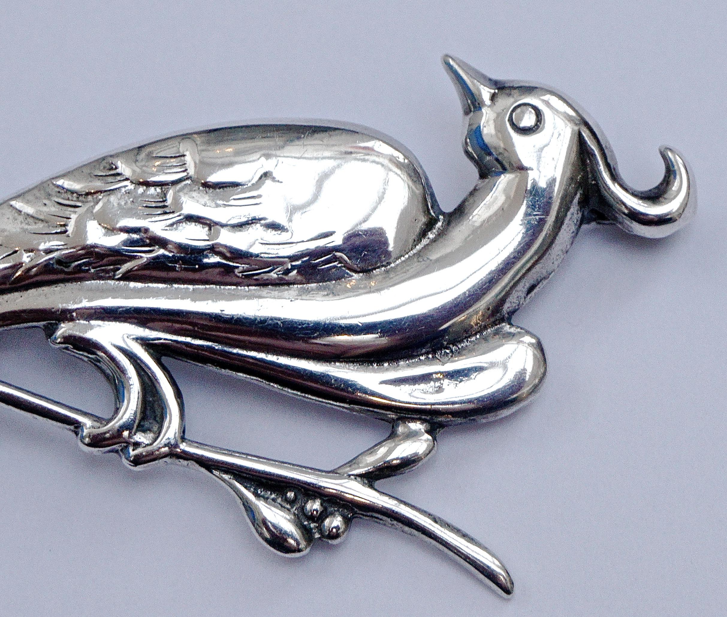 Ari D Norman fine quality sterling silver brooch in a wonderful fantasy bird of paradise design. Measuring length 7.8cm / 3 inches by maximum width 5.1cm / 2 inches. The brooch is stamped with a lion, a leopards head, the date letter P, and the