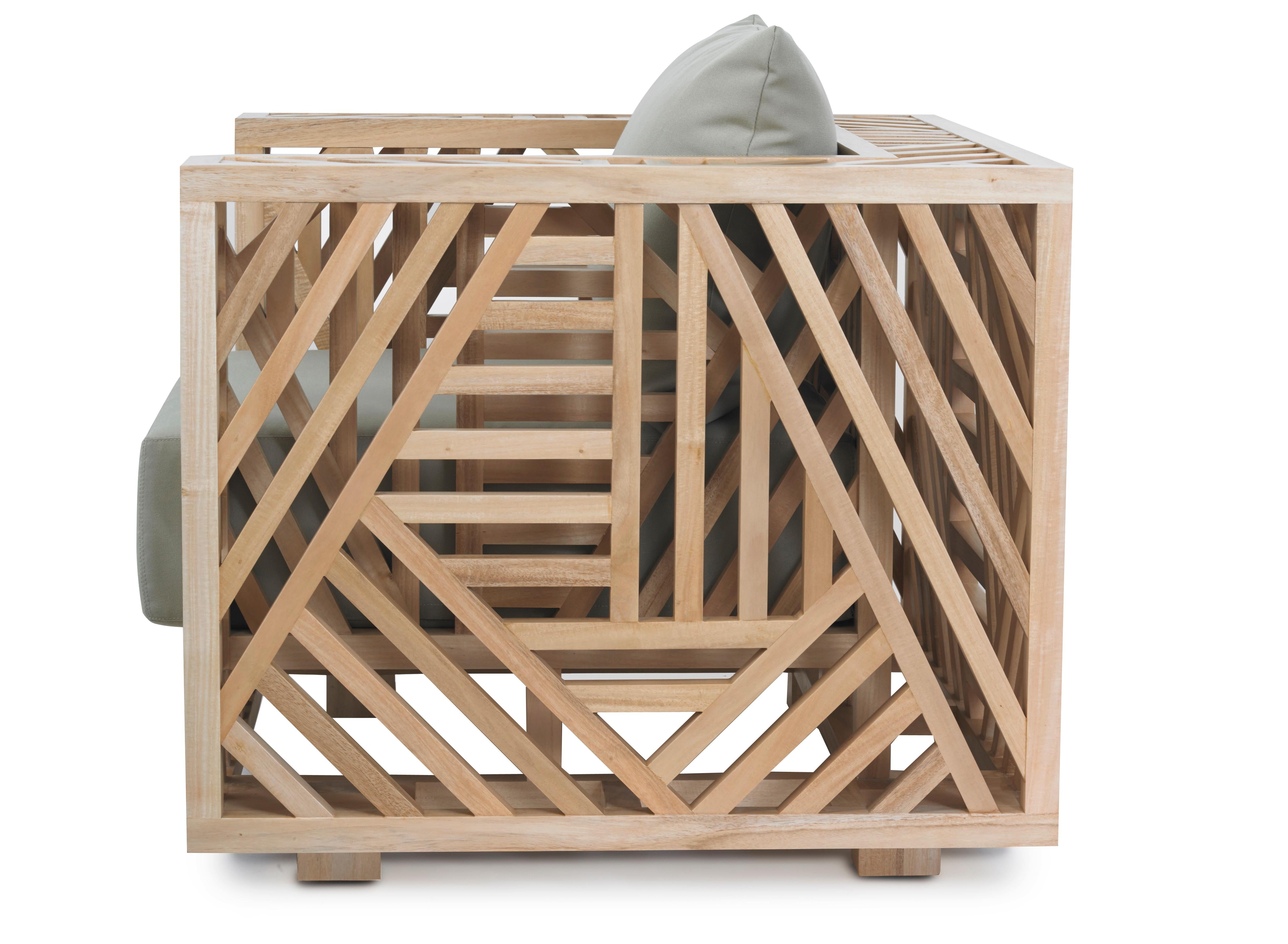 La chaise Aris est une véritable œuvre d'art dans le domaine du travail du bois. Elle présente un design géométrique complexe mais élégant qui est tout simplement stupéfiant. Fabriquée à partir d'innombrables pièces de bois et finie avec une patine