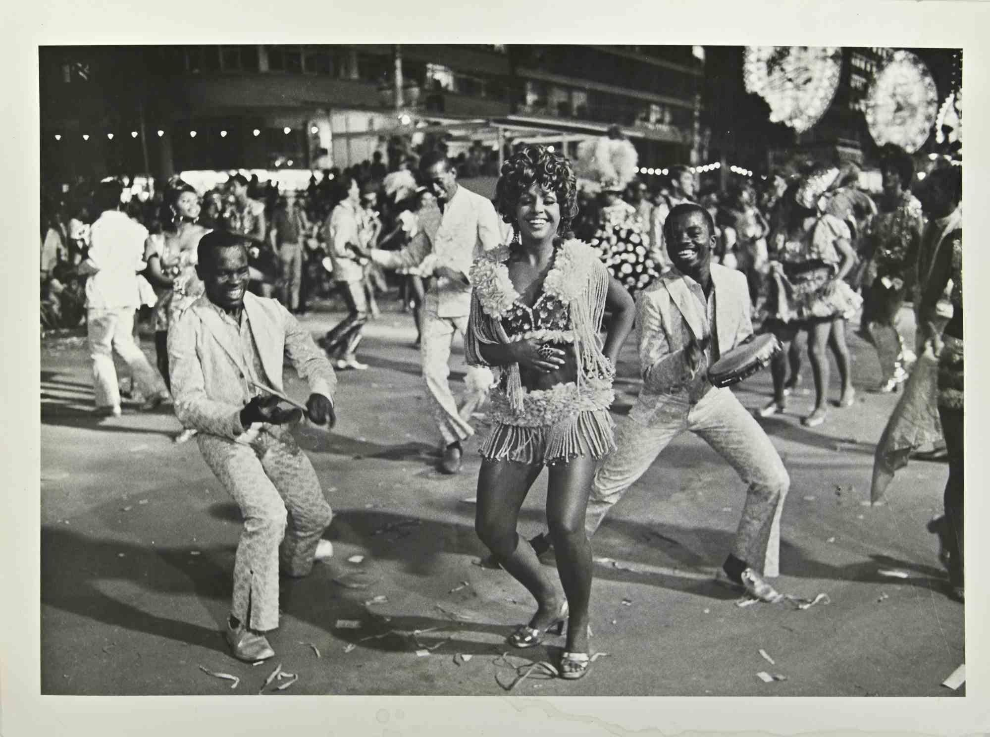 The Carnival Parade is a black and white vintage photo, realized in the mid-20th Century, by Ari Gomes.

Good conditions and aged.

 It belongs to a historical and nostalgic album including historical moments, places, families, artworks, royal