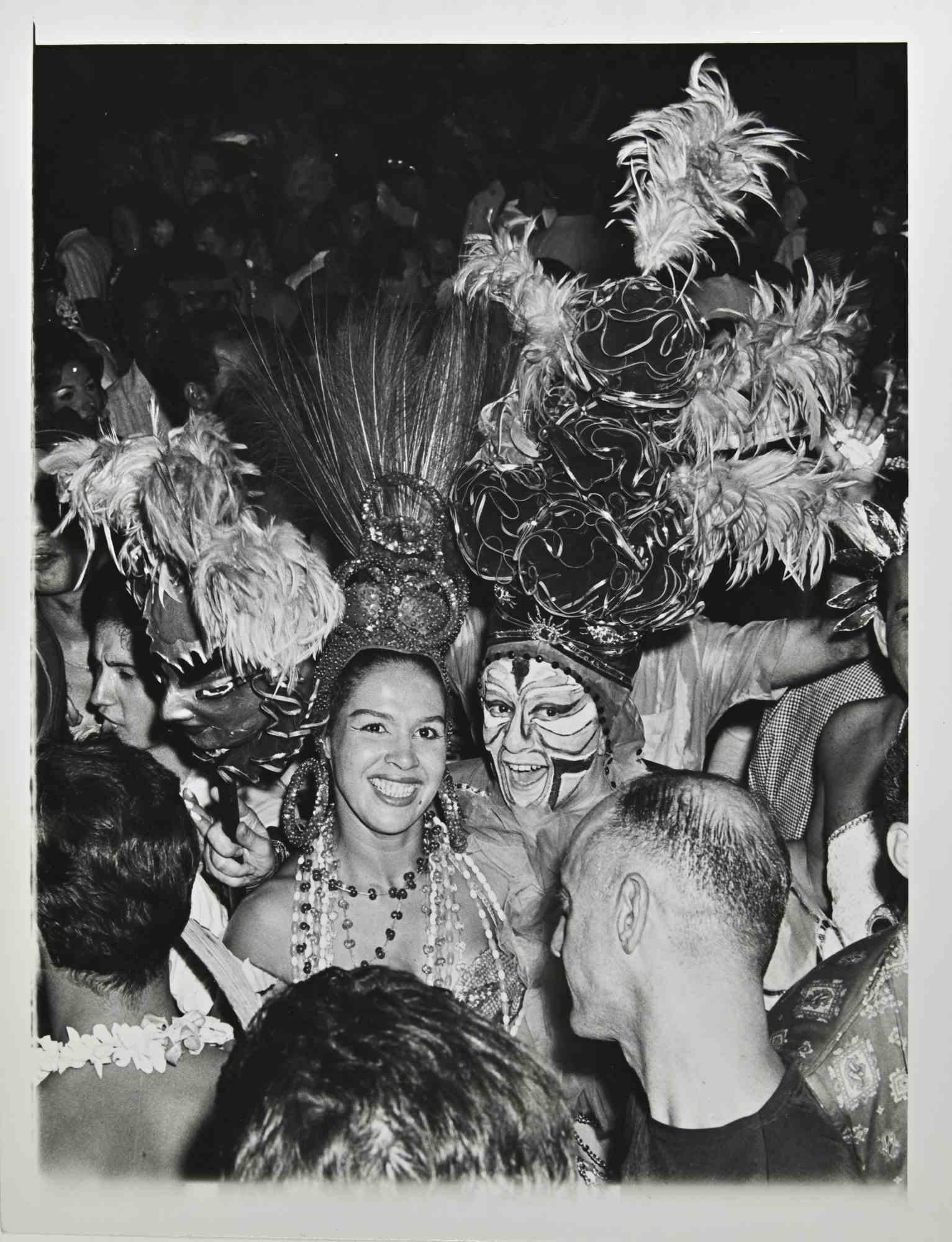 Die Karnevalsparade ist ein schwarz-weißes Vintage-Foto, das Mitte des 20. Jahrhunderts von Ari Gomes aufgenommen wurde.

Guter Zustand und gealtert.

 Es gehört zu einem historischen und nostalgischen Album mit historischen Momenten, Orten,