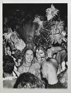 Die Karnevalsparade – Vintage-Foto von Ari Gomes – Mitte des 20. Jahrhunderts