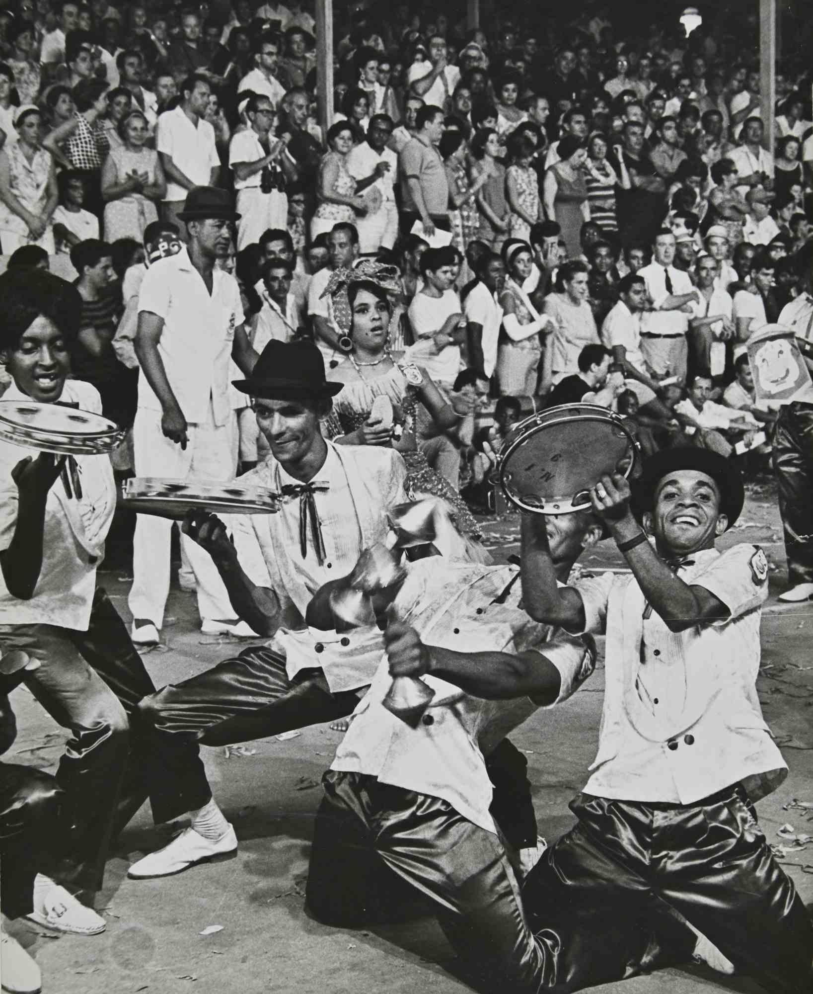 The Dancers is a black and white vintage photo, realized in the mid-20th Century, by Ari Gomes.

Good conditions and aged.

 It belongs to a historical and nostalgic album including historical moments, places, families, artworks, royal families, and