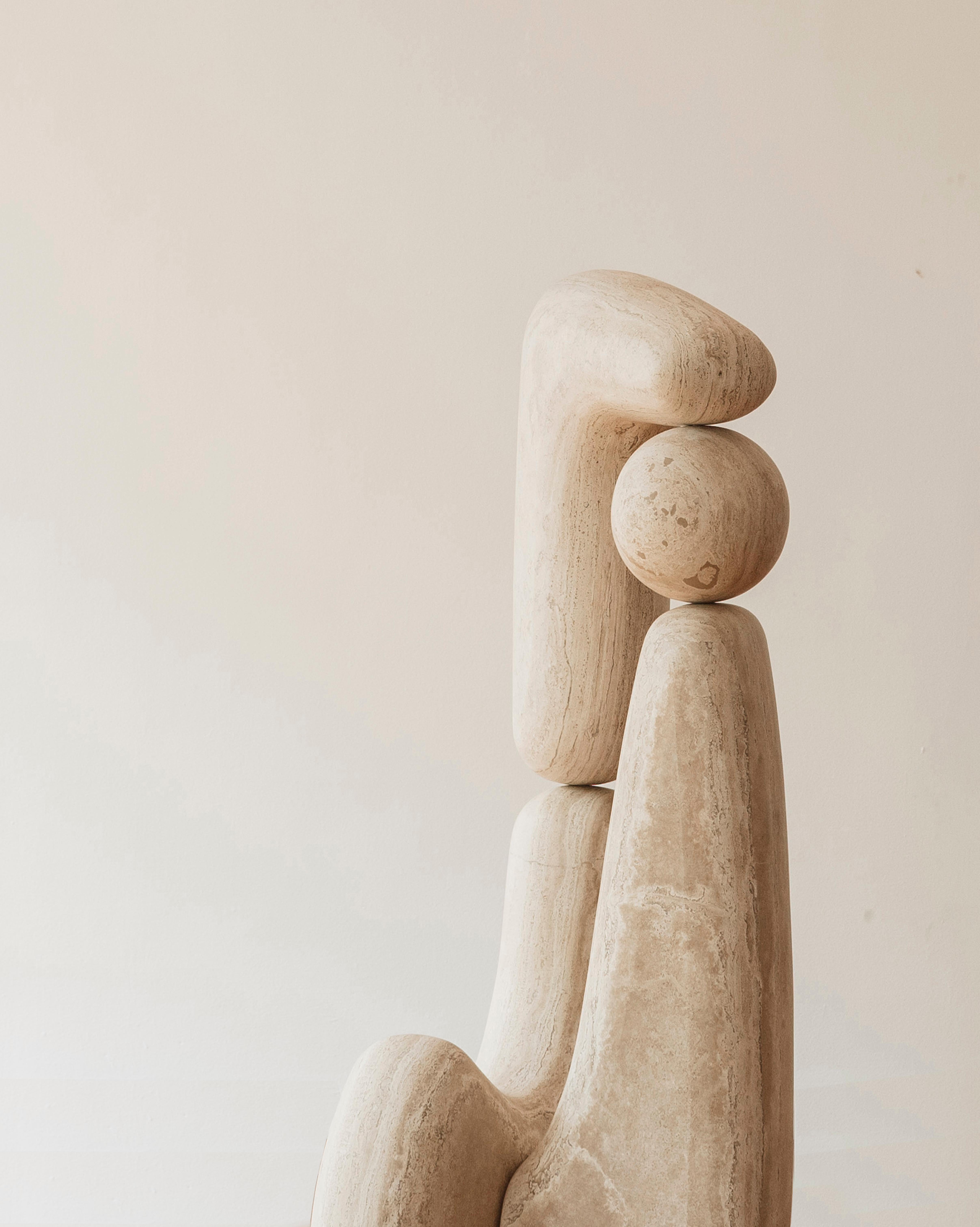Rebeca Cors (México,1988). Le travail de CORS oscille entre la sculpture et la fonction, étudiant ses limites et ses points de rencontre. En conséquence, Cors crée des sculptures abstraites et des sculptures utilitaires.

Les compositions