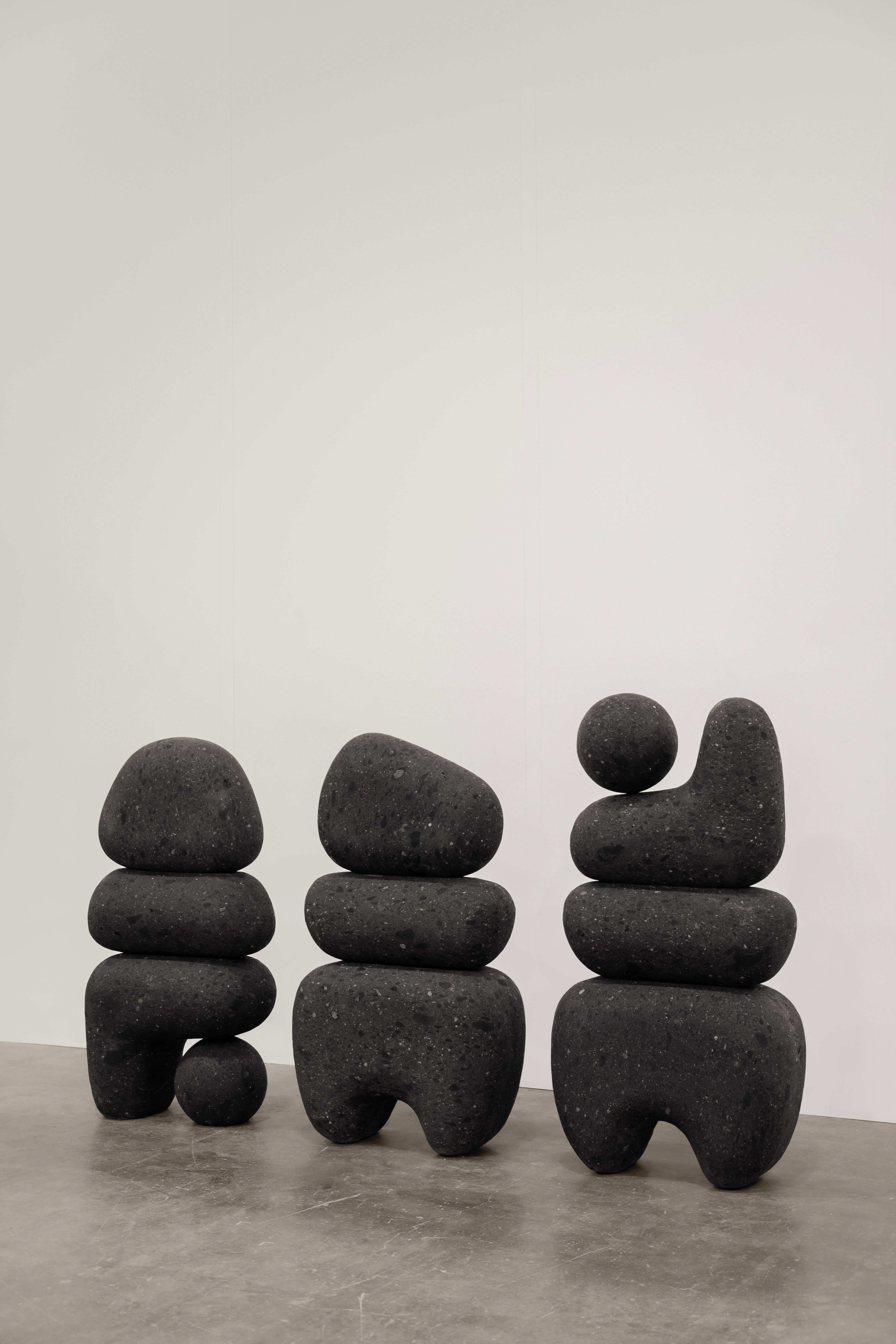 Rebeca Cors (México,1988). Le travail de CORS oscille entre la sculpture et la fonction, étudiant ses limites et ses points de rencontre. En conséquence, CORS crée des sculptures abstraites -et des sculptures utilitaires.

Les compositions