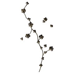 Aria, geblümte Wandskulptur in Gold, gerieben, schwarz