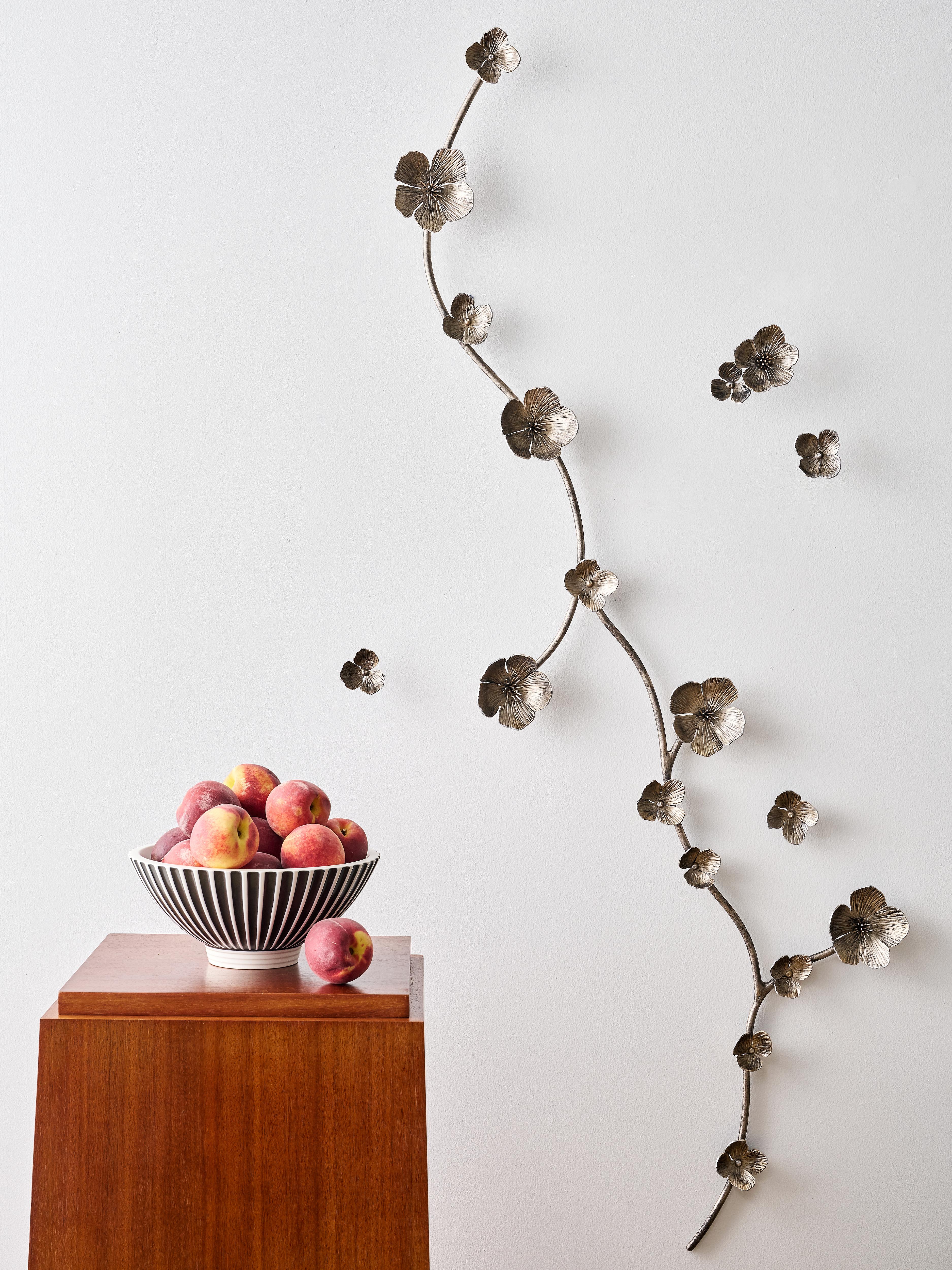 Aria-Blumen-Wandskulptur aus Tabak (Eisen) im Angebot
