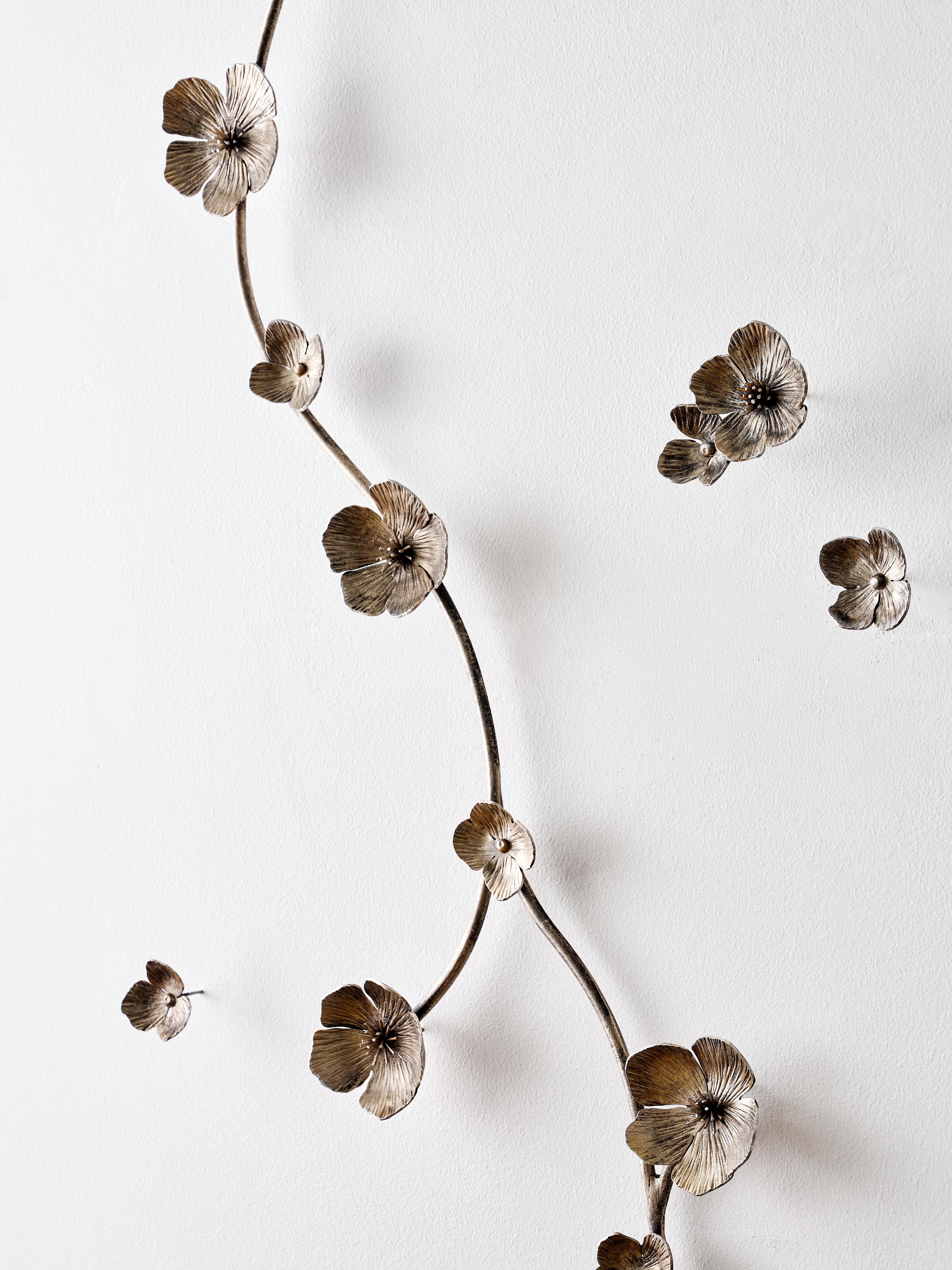 Aria-Blumen-Wandskulptur aus Tabak im Angebot 1