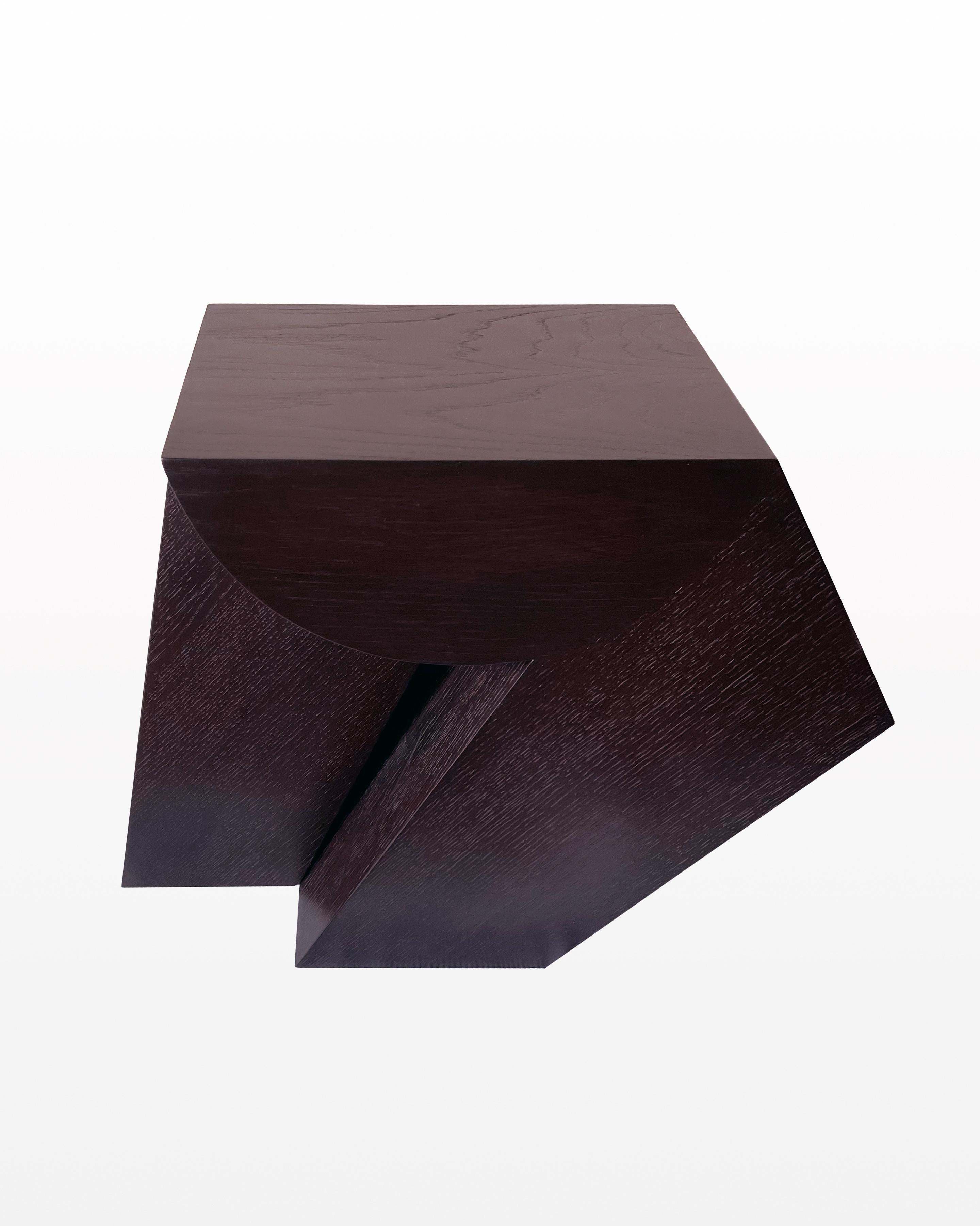 Inspirée par l'art du cubisme, l'Aria explore l'utilisation de formes géométriques et de plans réunis dans le bois, pour former une table fragmentée et multidimensionnelle.  