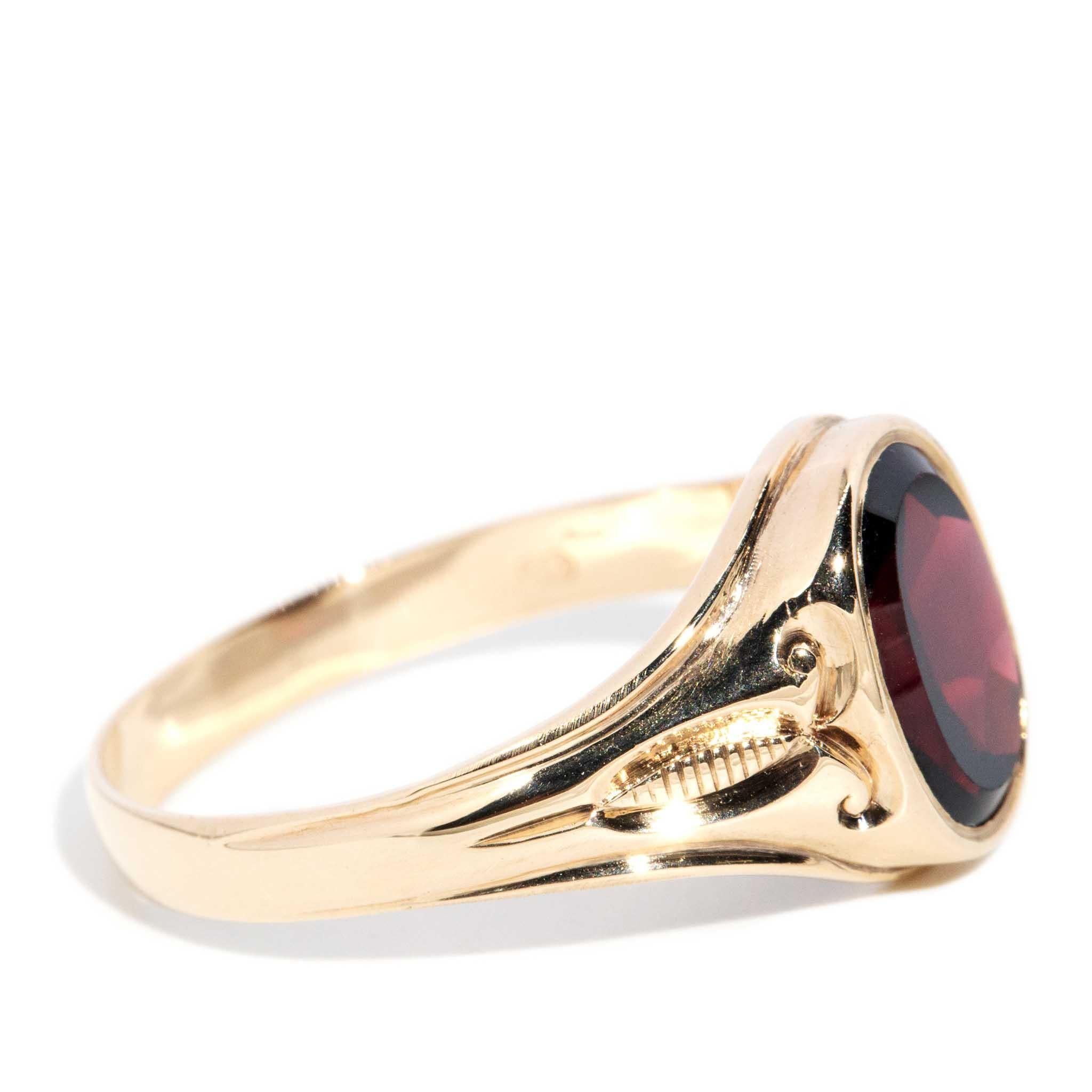 Vintage Circa 1970s Rhodolite Oval Shaped Garnet Ring 14 Carat Yellow Gold In Good Condition In Hamilton, AU